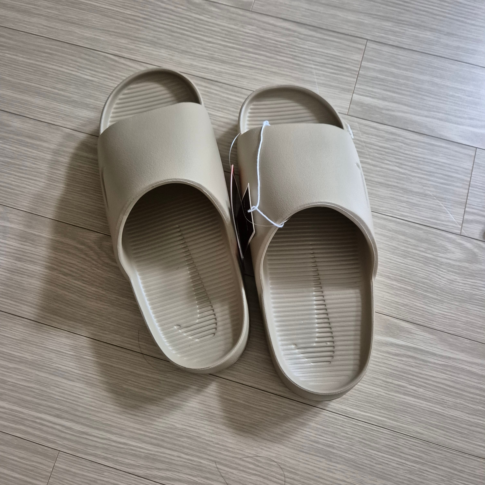 Nike Calm Slide Khaki 착용 스타일