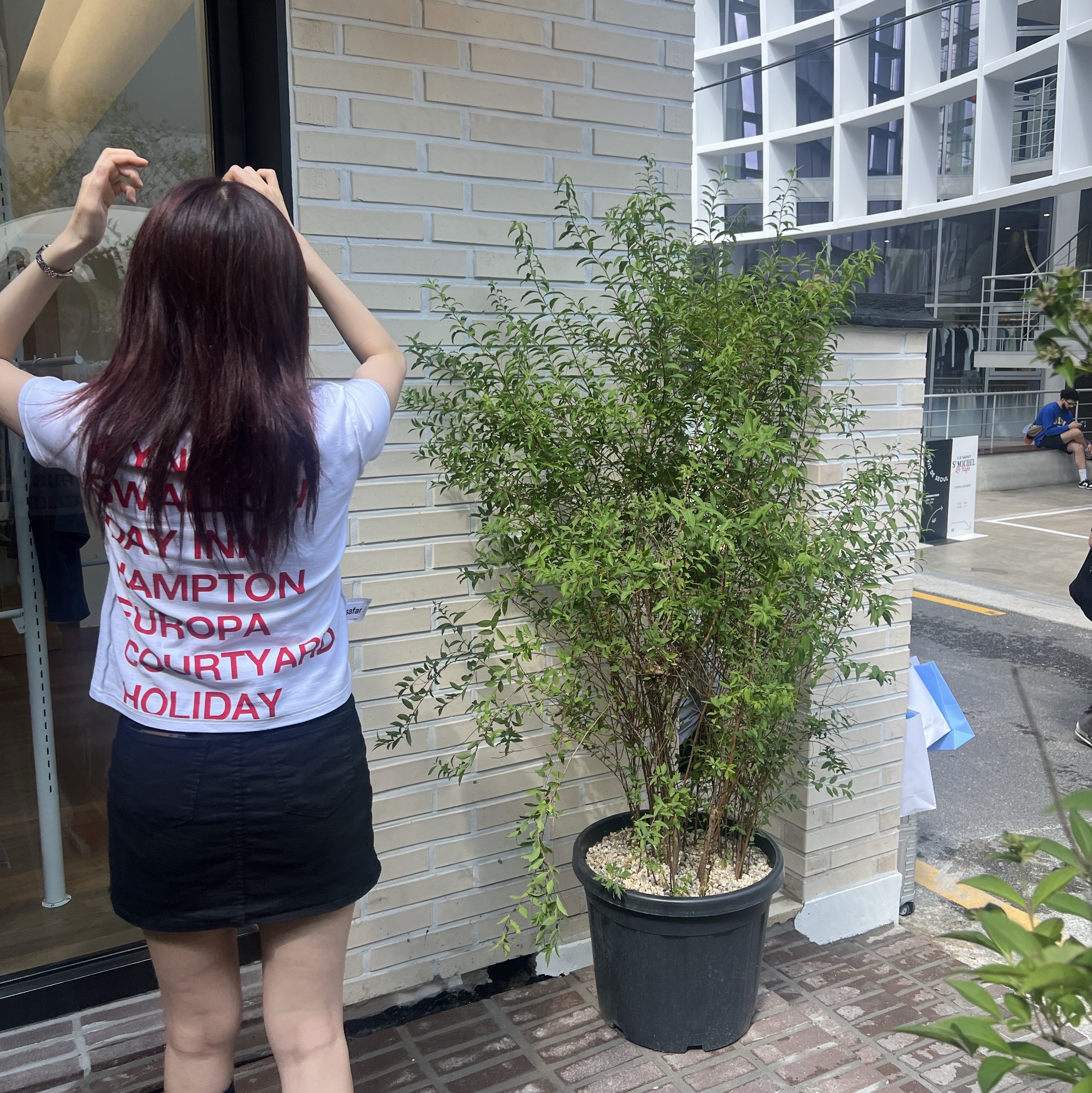 [KREAM 단독] Safarispot Women 1/2 Highway Inn T-Shirt White Red, Puma Speedcat OG Sparco Ribbon Red White 착용 스타일 - 1