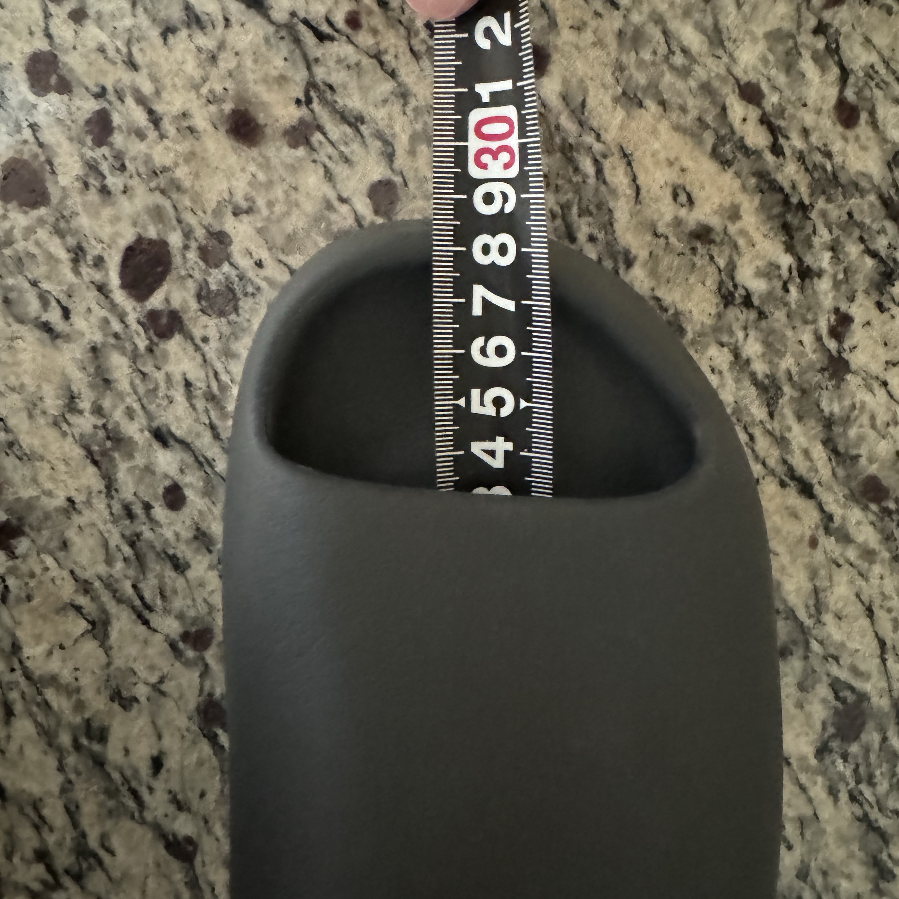 Adidas Yeezy Slide Granite 착용 스타일 - 1