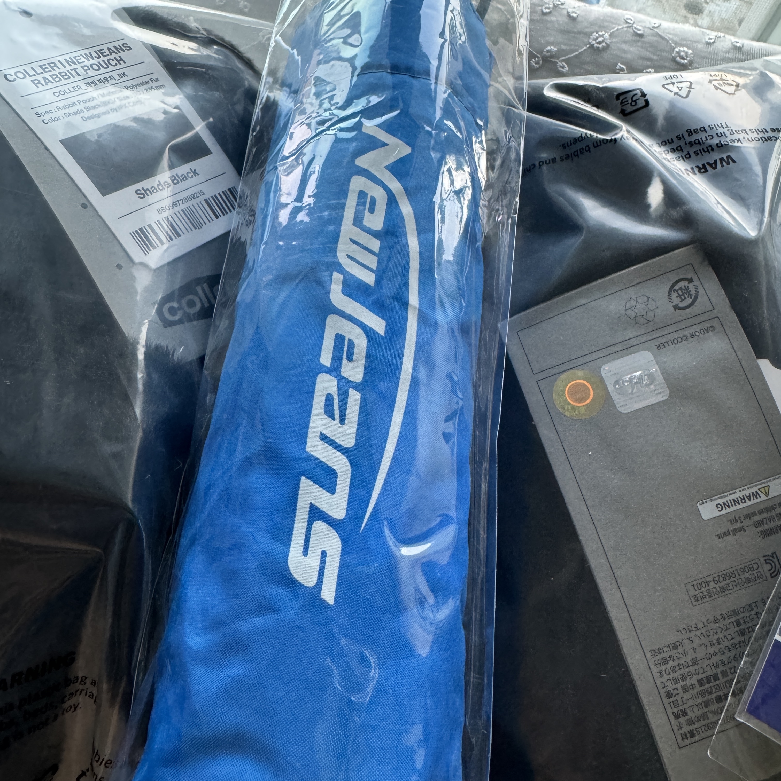 NewJeans Tokki 3 Tier Umbrella Blue 착용 스타일