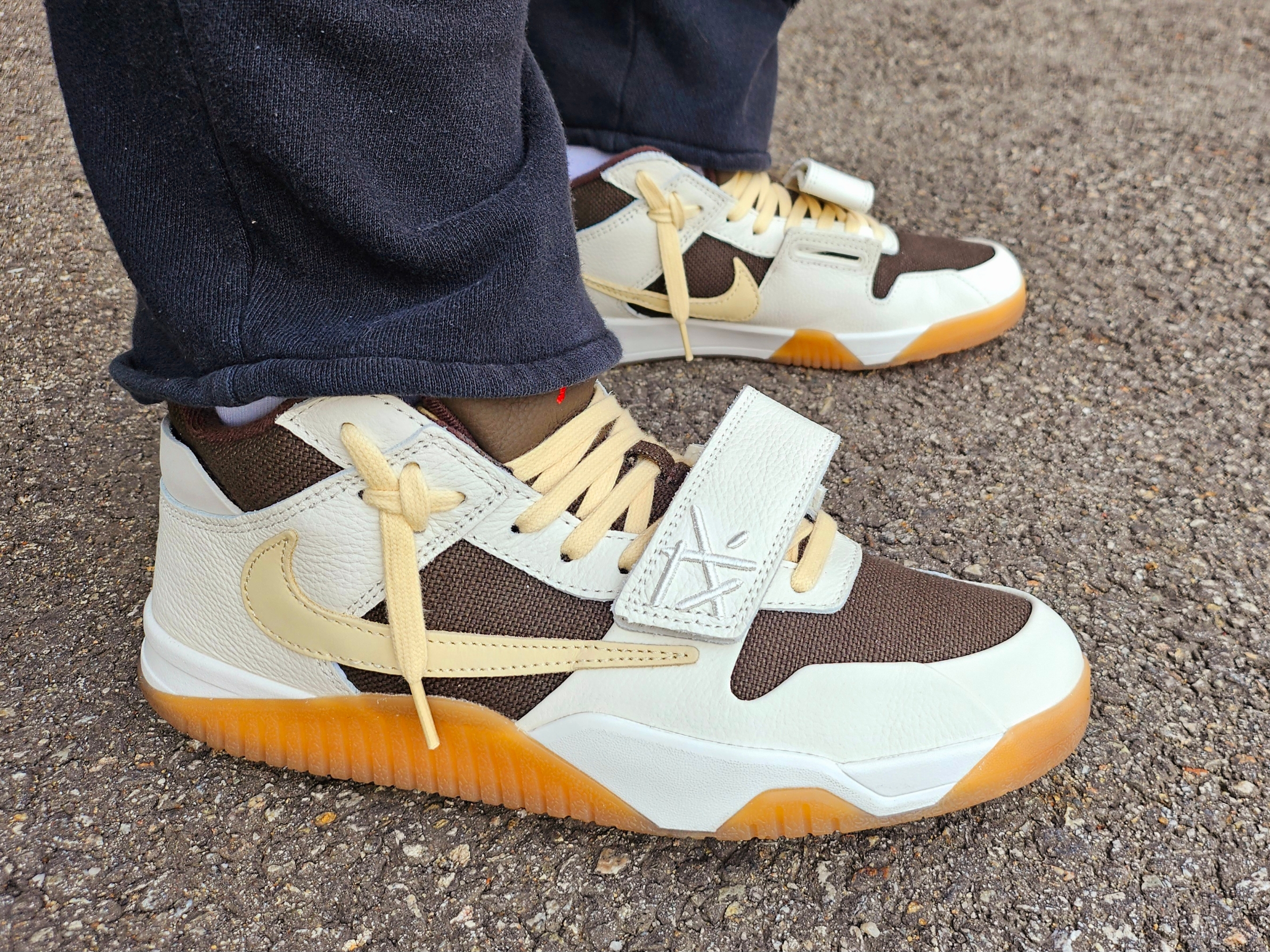 Jordan x Travis Scott Jumpman Jack TR Sail and Dark Mocha 착용 스타일 - 4