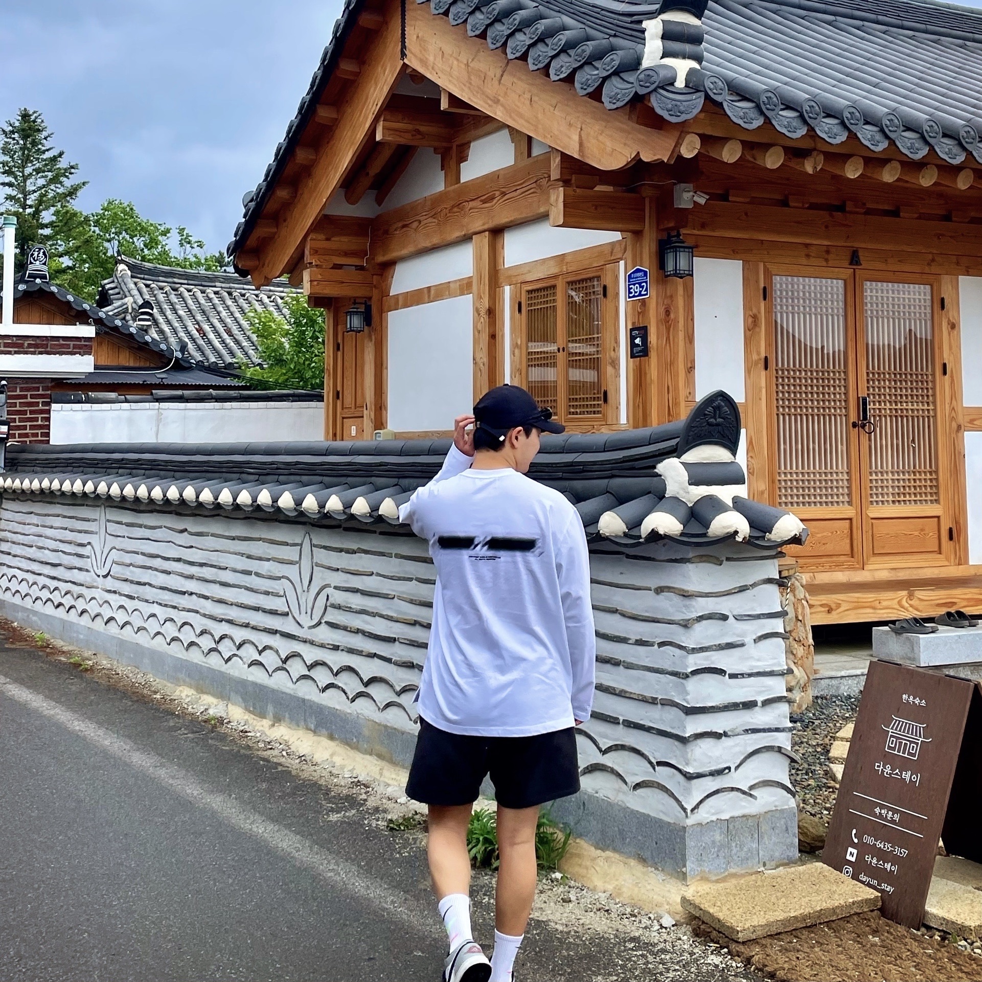 Solid Homme Gradient Back Logo T-Shirt Black - 23SS, Solid Homme Butterfly Graphic T-Shirt White - 23SS 착용 스타일