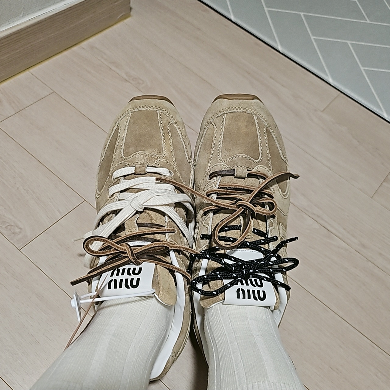 (W) New Balance x Miu Miu 530 Suede Mesh Sneakers Ecru 착용 스타일 - 2