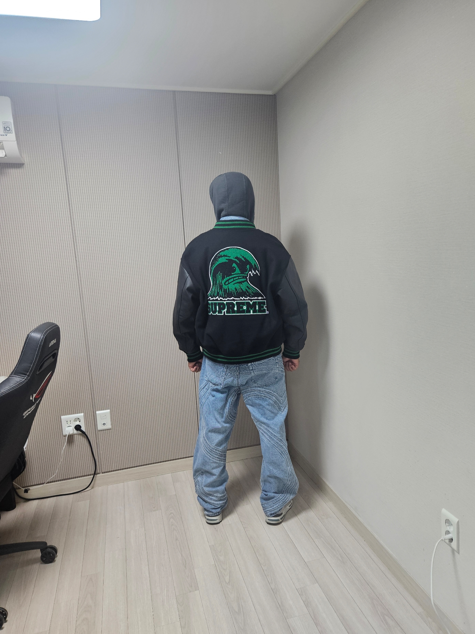 Supreme Wave Varsity Jacket Black - 24SS, Supreme S Logo Loose Fit Jean Washed Blue - 24SS 착용 스타일 - 2