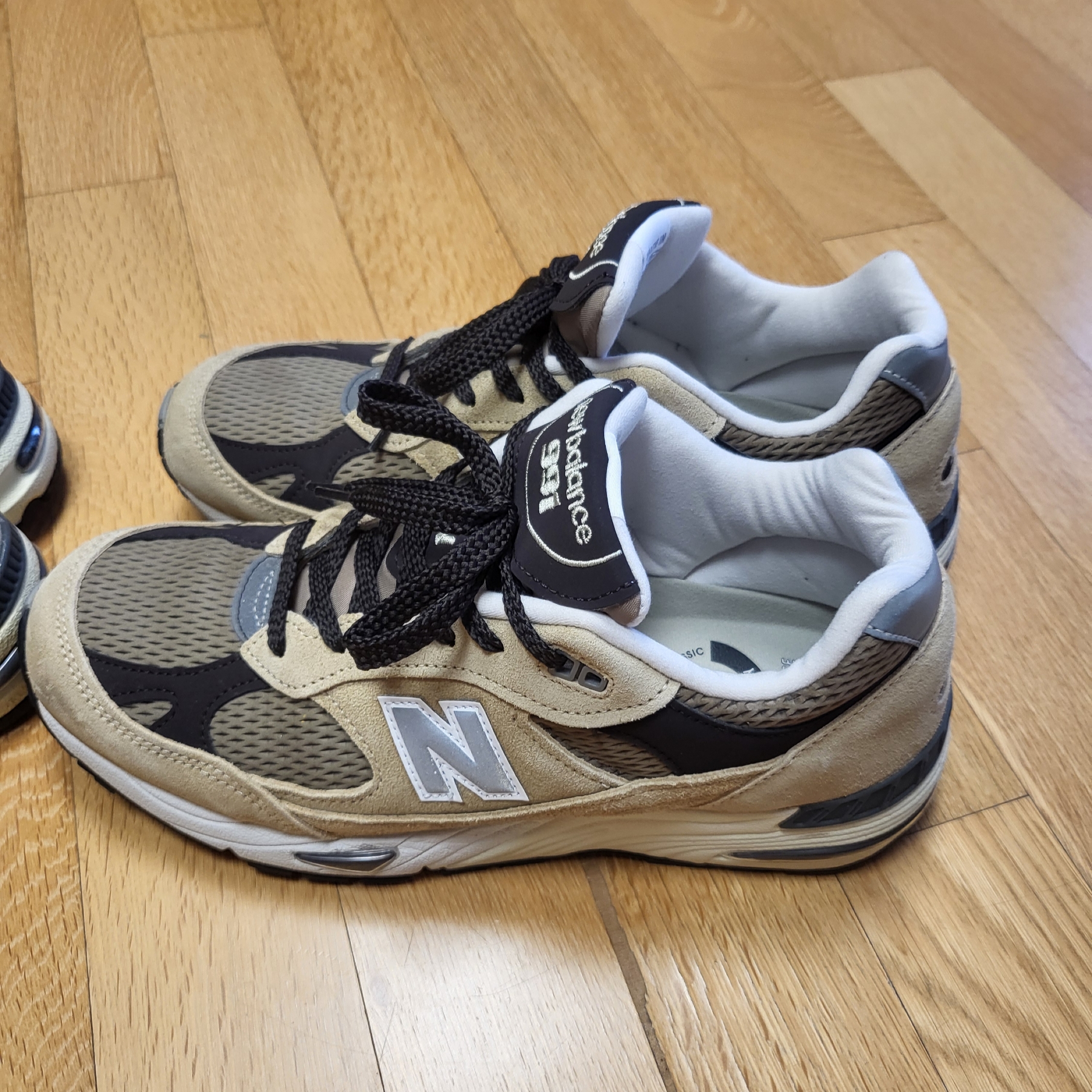 New Balance 990v2 Made in USA Marblehead Incense, New Balance 991 Made in UK Finale Pale Khaki Silver Mink 착용 스타일 - 3