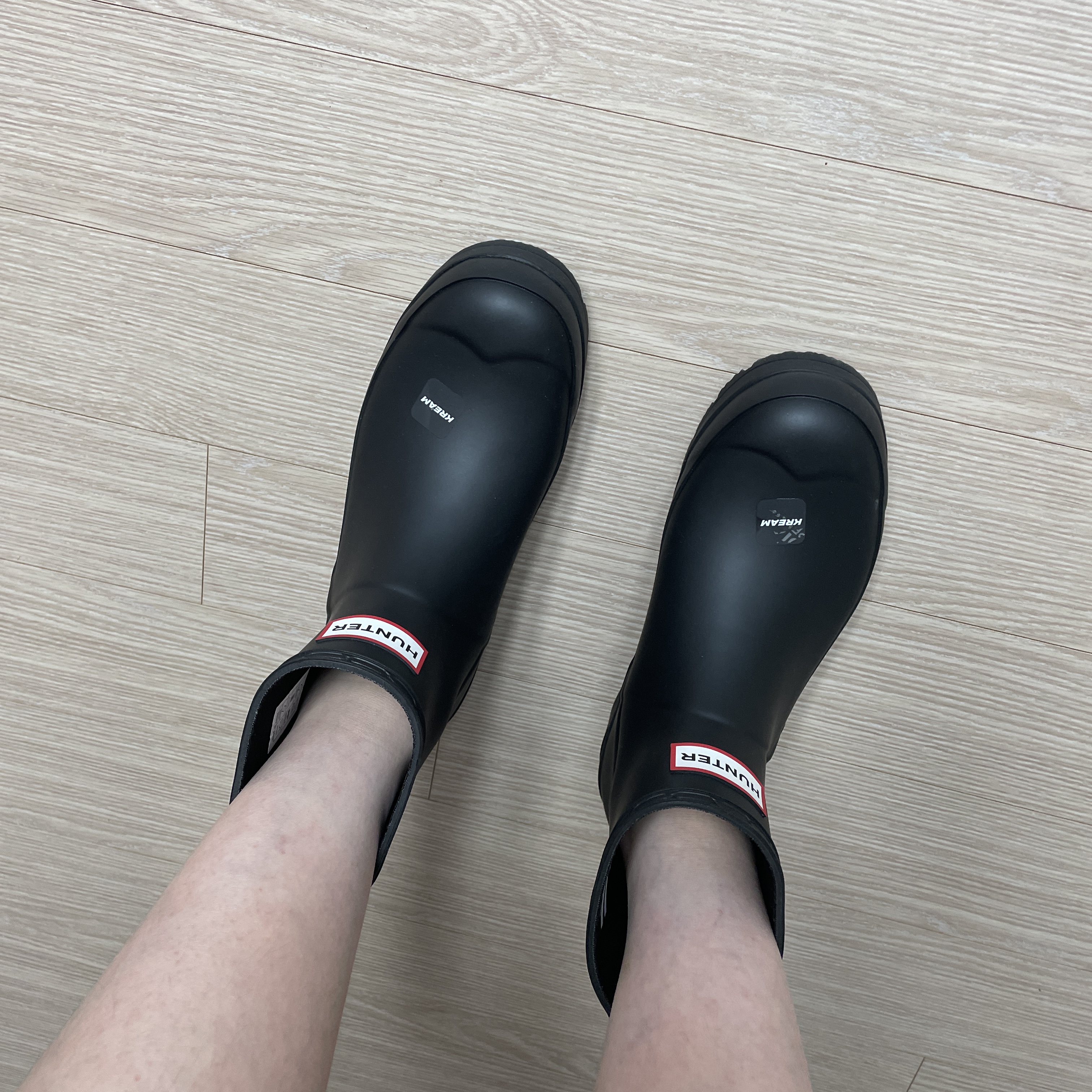 (W) Hunter Play Short Rain Boots Black 착용 스타일 - 1