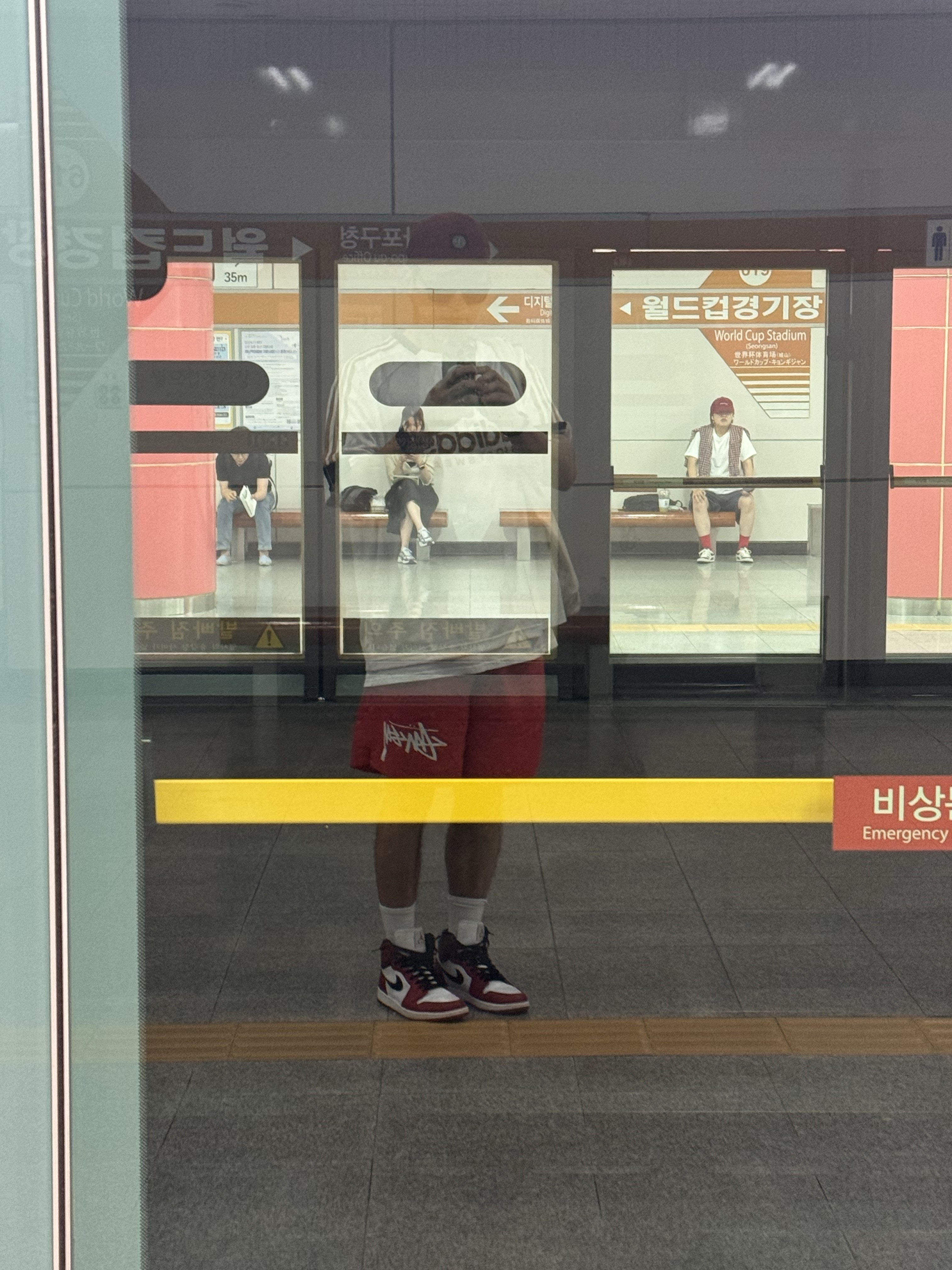 Jordan 1 Retro Chicago 2013, Nike x Stussy Water Shorts Habanero Red 착용 스타일 - 2