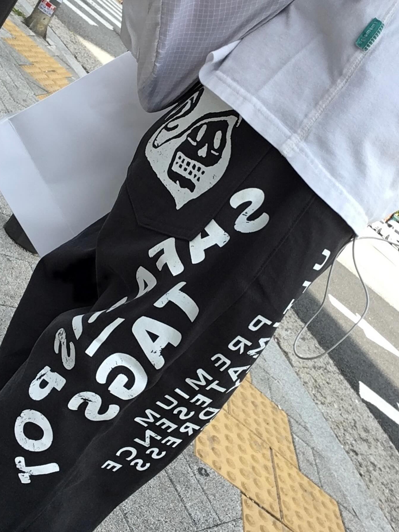 Safarispot Multi Skull Staright Cotton Pants Charcoal, Safarispot Multi Skull Staright Cotton Pants Gray 착용 스타일 - 2