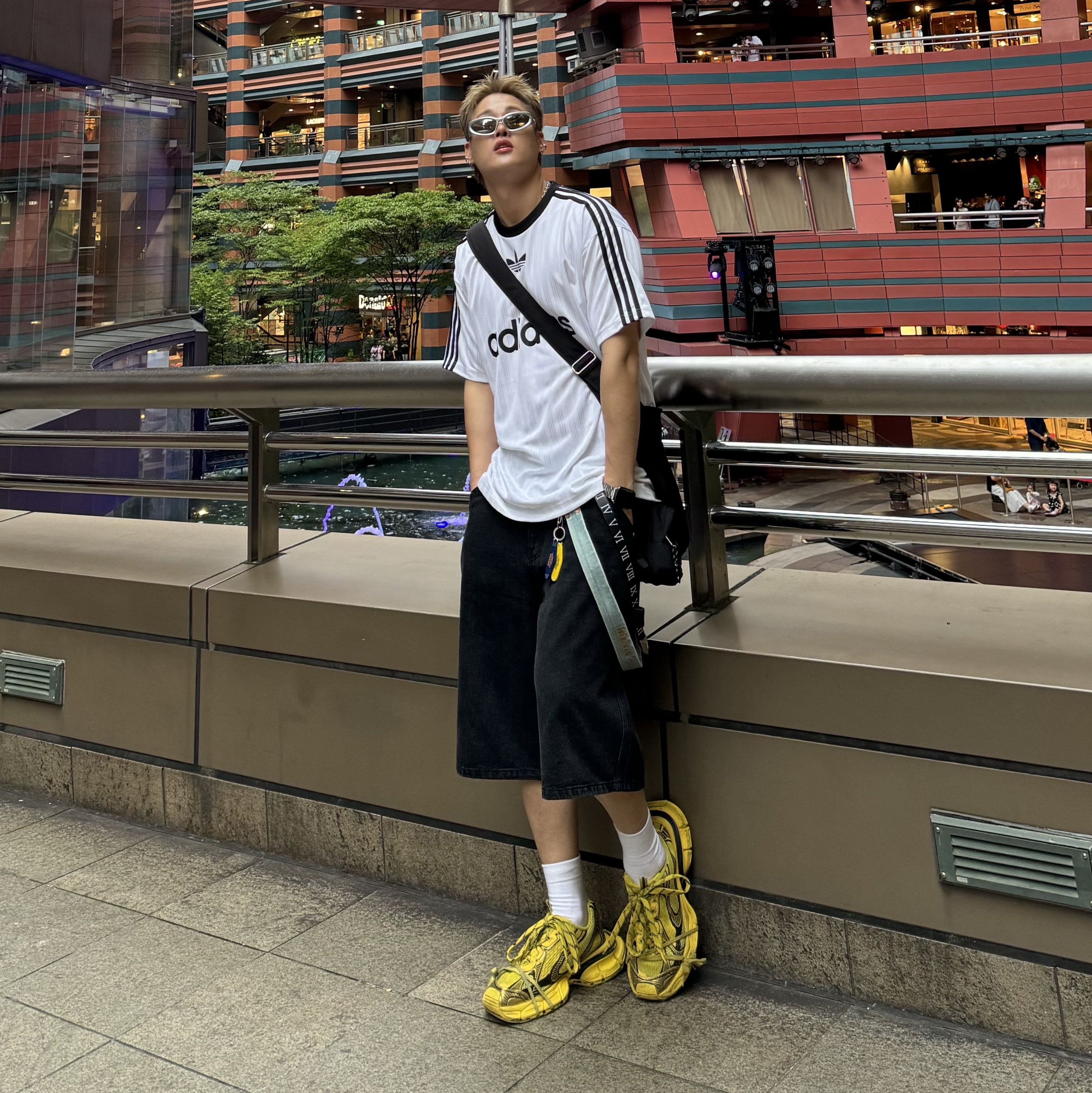 Balenciaga 3XL Sneakers Yellow Black 착용 스타일 - 1