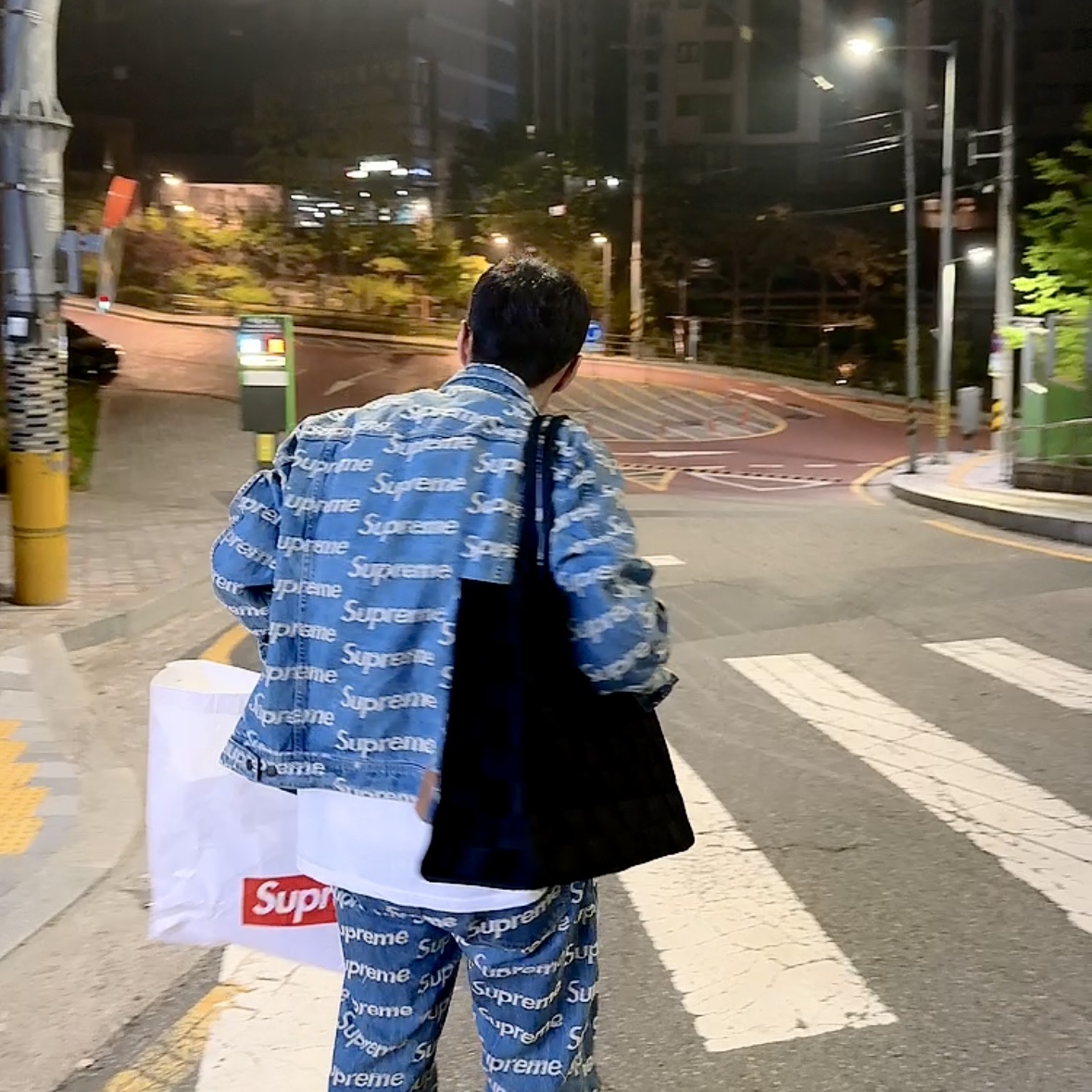 Supreme Frayed Logos Denim Trucker Jacket Blue - 21SS, Supreme Frayed Logos Regular Jean Blue - 21SS 착용 스타일 - 2