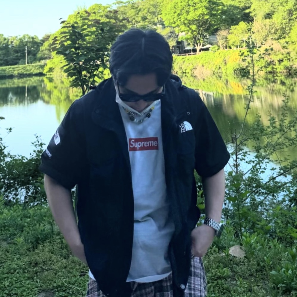 Supreme x The North Face Trekking Convertible Jacket Black - 22SS, Supreme x MM6 Maison Margiela Box Logo T-Shirt White - 24SS 착용 스타일