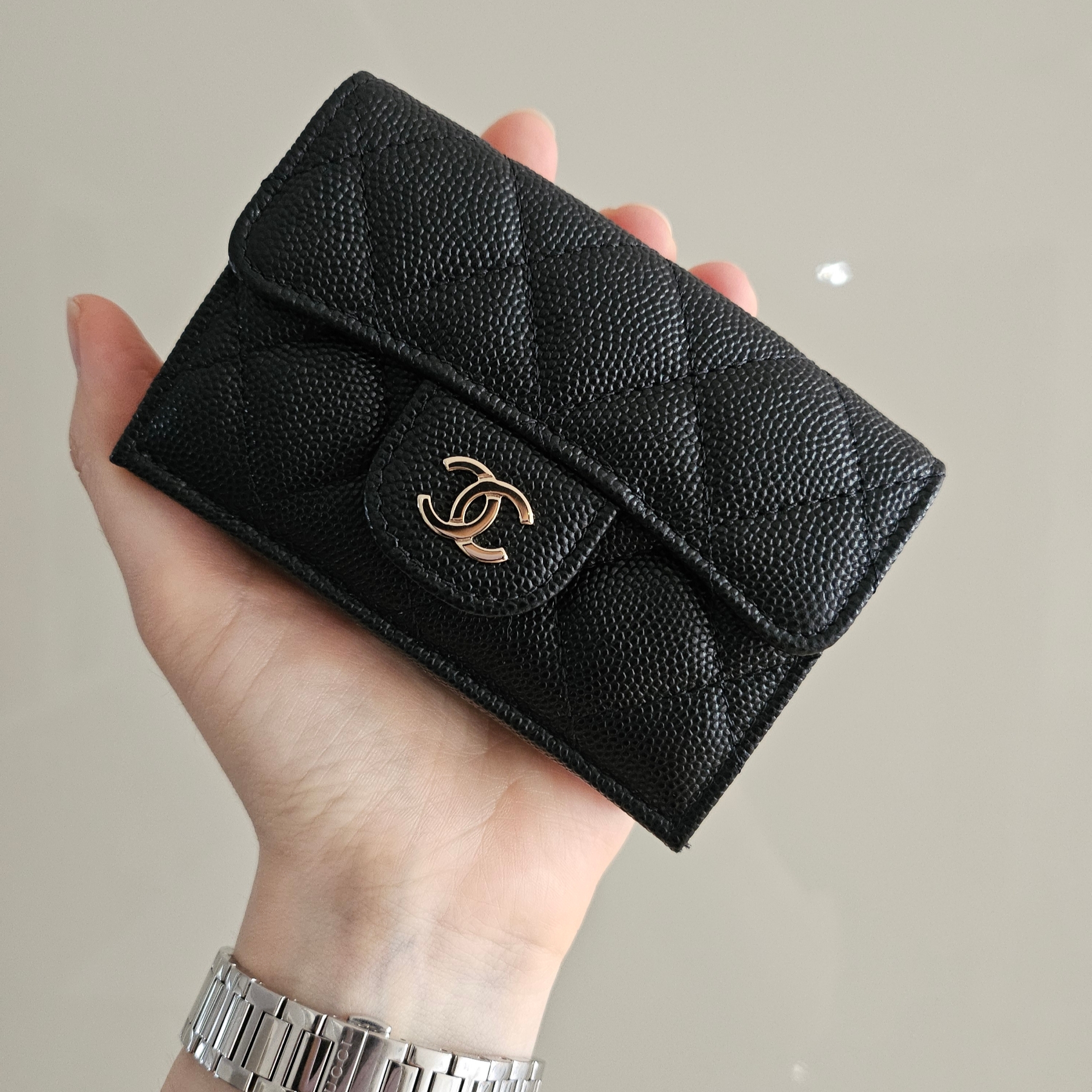 Chanel Classic Small Flap Wallet Grained Shiny Calfskin & Gold Black 착용 스타일 - 1