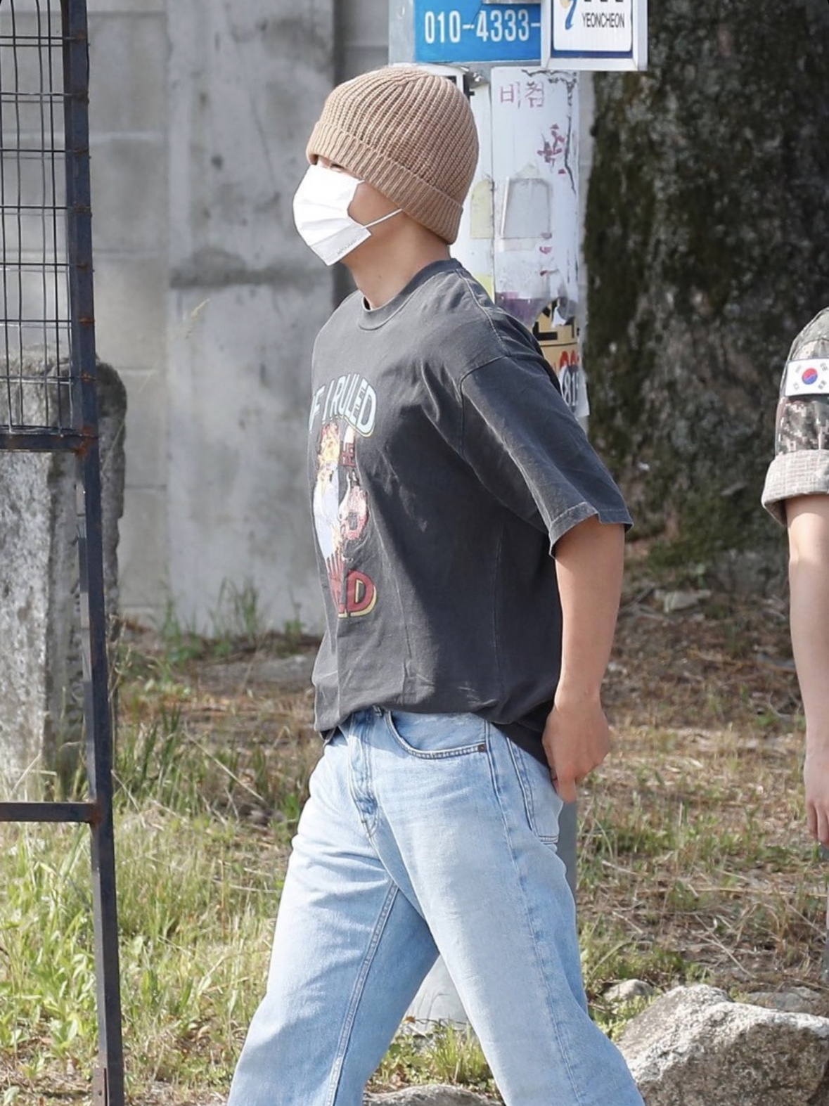 Nike x Sacai Magmascape SP Pecan, Acne Studios Loose Fit Jeans Light Blue 착용 스타일 - 2