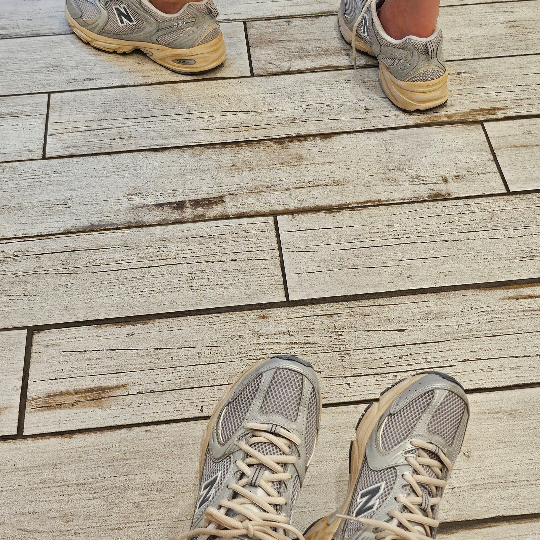 New Balance 530 Vintage Metallic Silver 착용 스타일