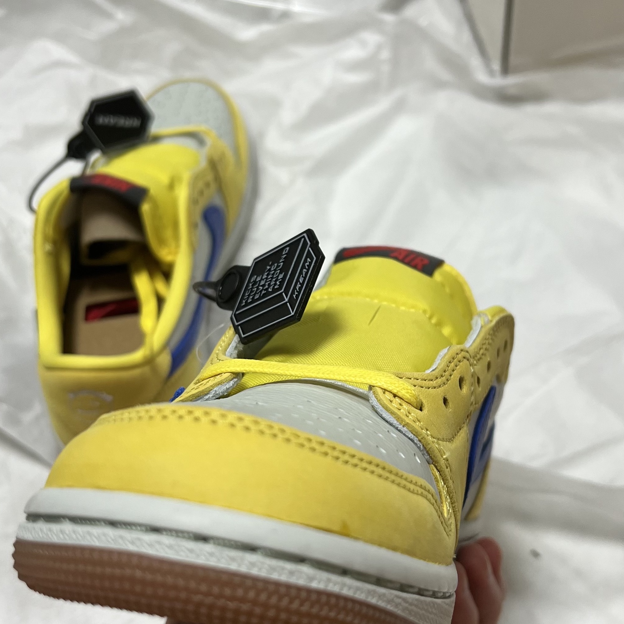 (W) Jordan 1 x Travis Scott Retro Low OG SP Canary 착용 스타일 - 1