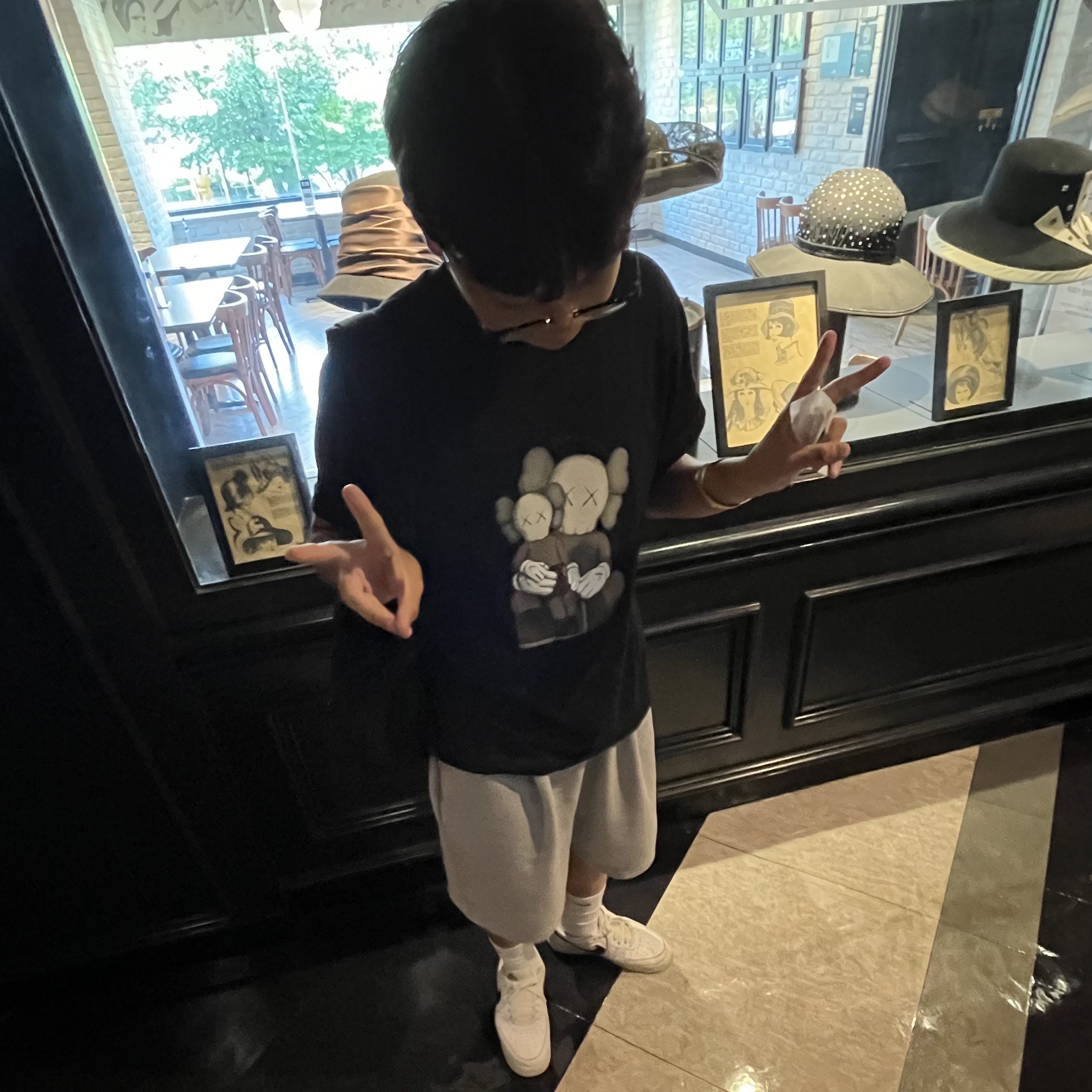 Nike Air Force 1 '07 White Black, Uniqlo UT x Kaws Short Sleeve Graphic T-Shirt Black 착용 스타일