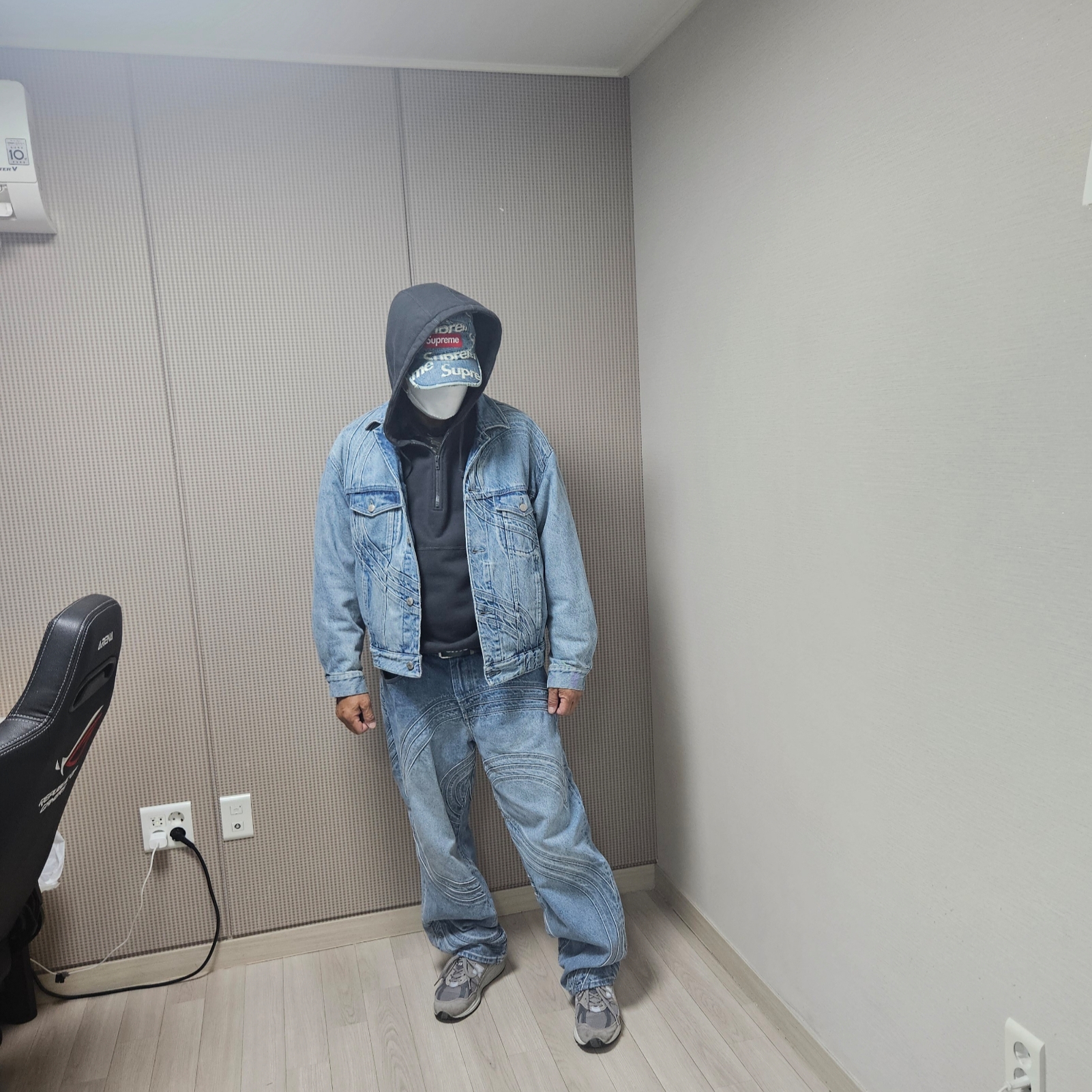 Supreme Frayed Logos Denim Camp Cap Blue - 21SS, Supreme S Logo Loose Fit Jean Washed Blue - 24SS 착용 스타일 - 3