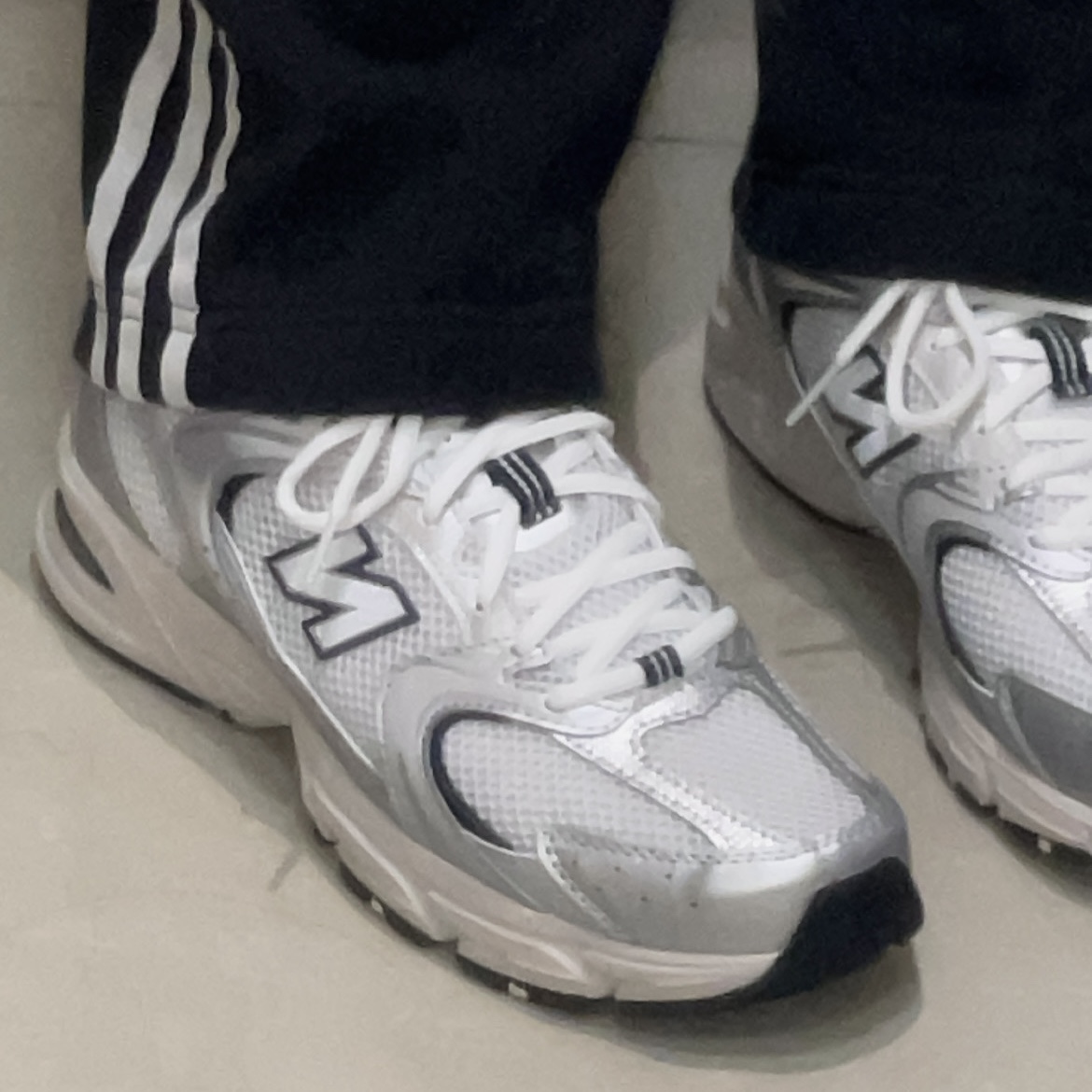New Balance 530 Steel Grey 착용 스타일 - 1