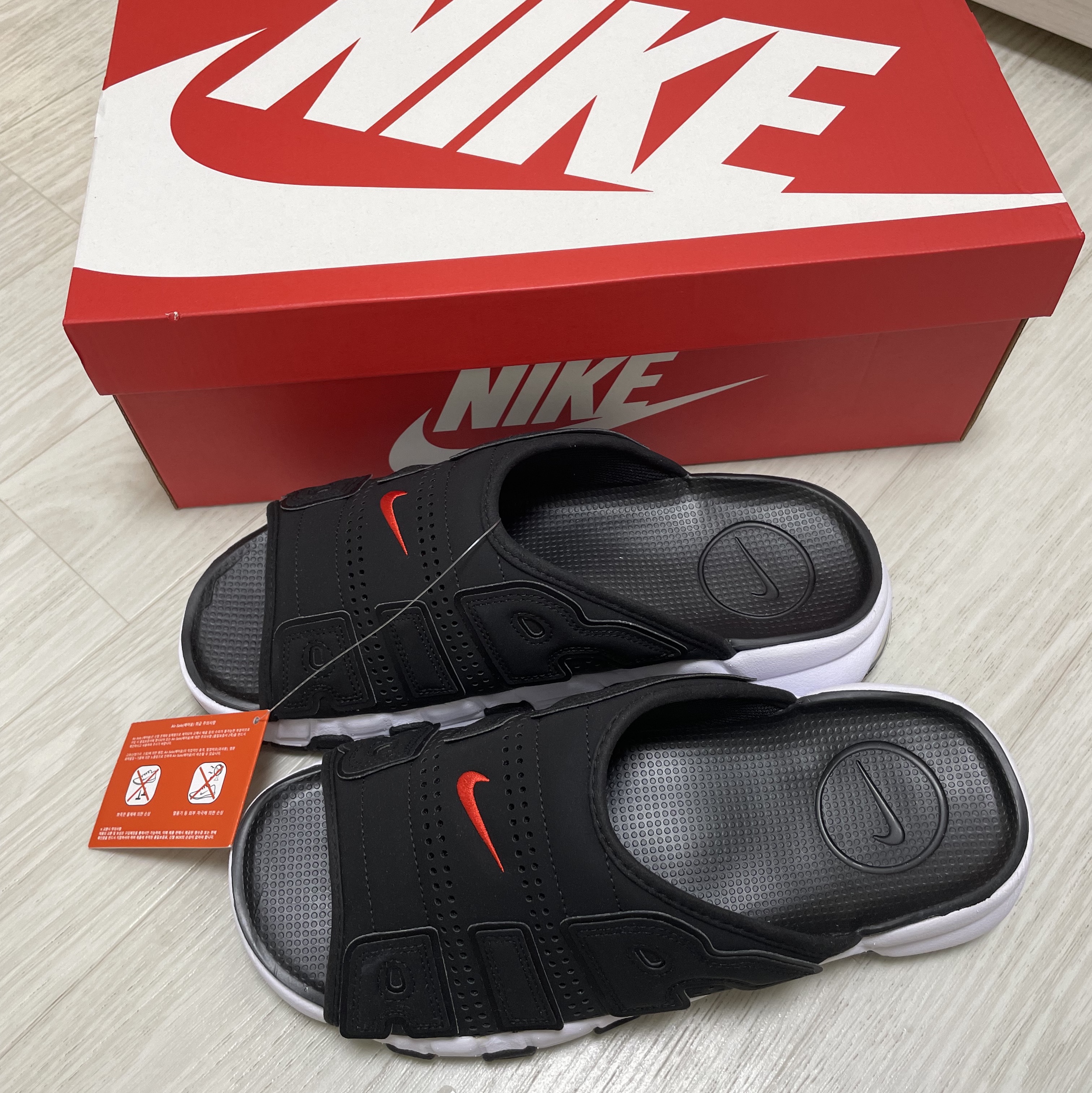 Nike Air More Uptempo Slide Black White 착용 스타일