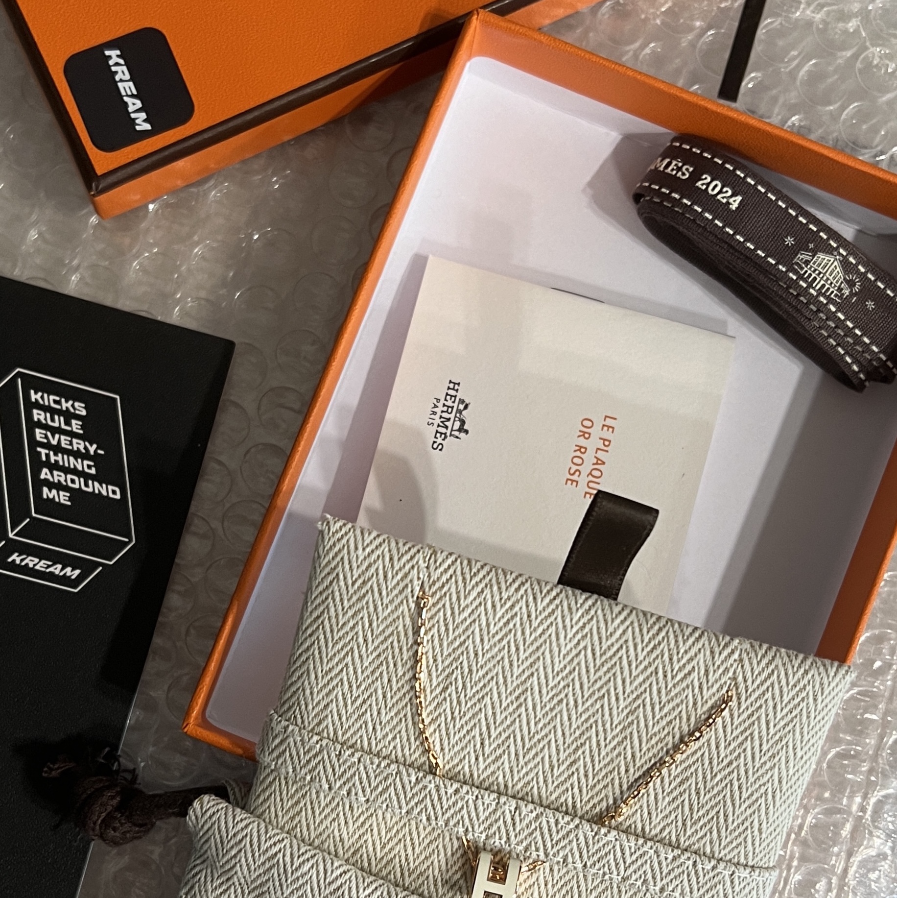(W) Hermes Mini Pop H Pendant Rose Gold & Blanc 착용 스타일