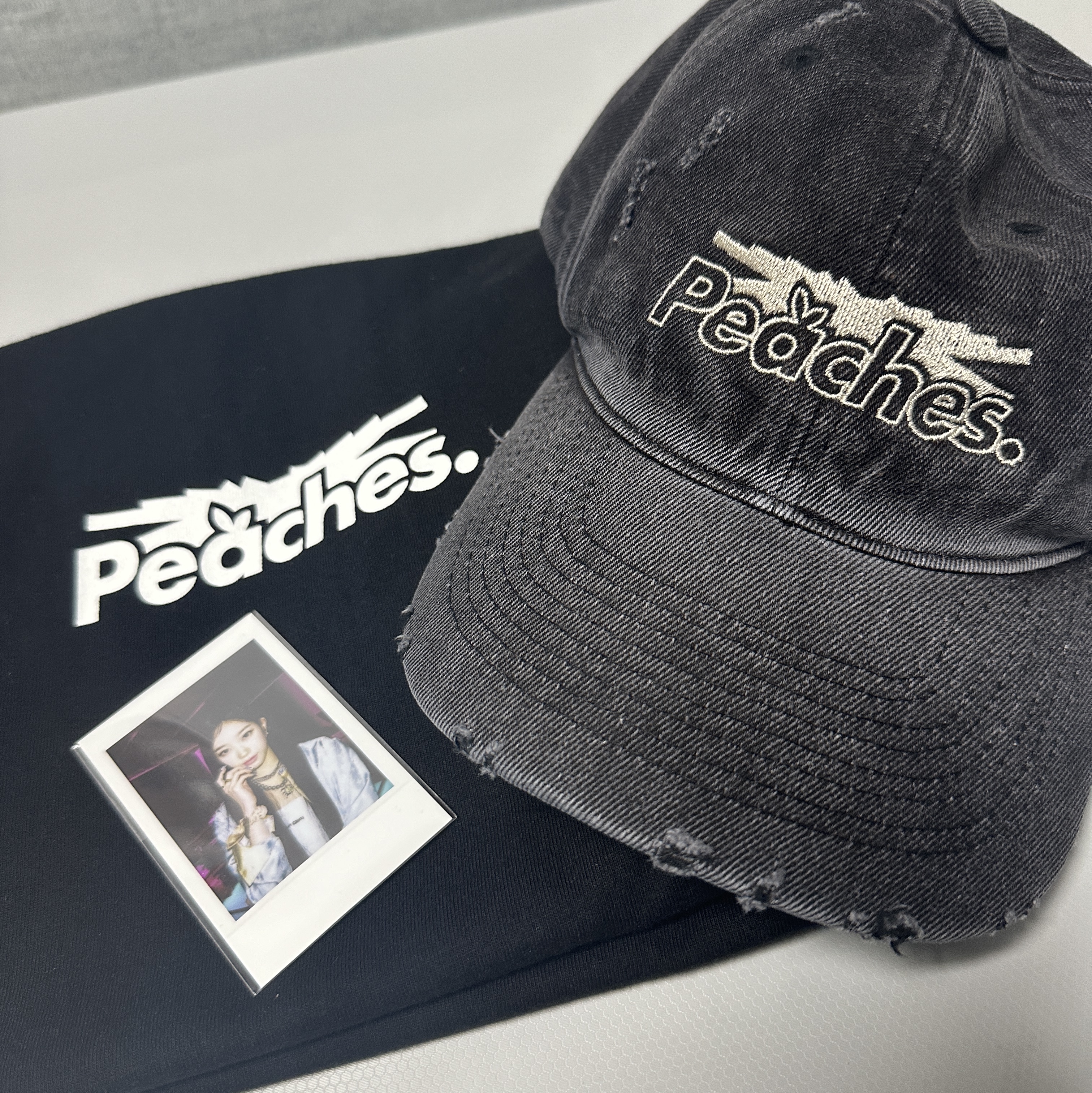 LE SSERAFIM x Peaches. BALL CAP キャップ Pre-Order) LE SSERAFIM [2024 S/S Pop Up] LSF X Peaches. Ball