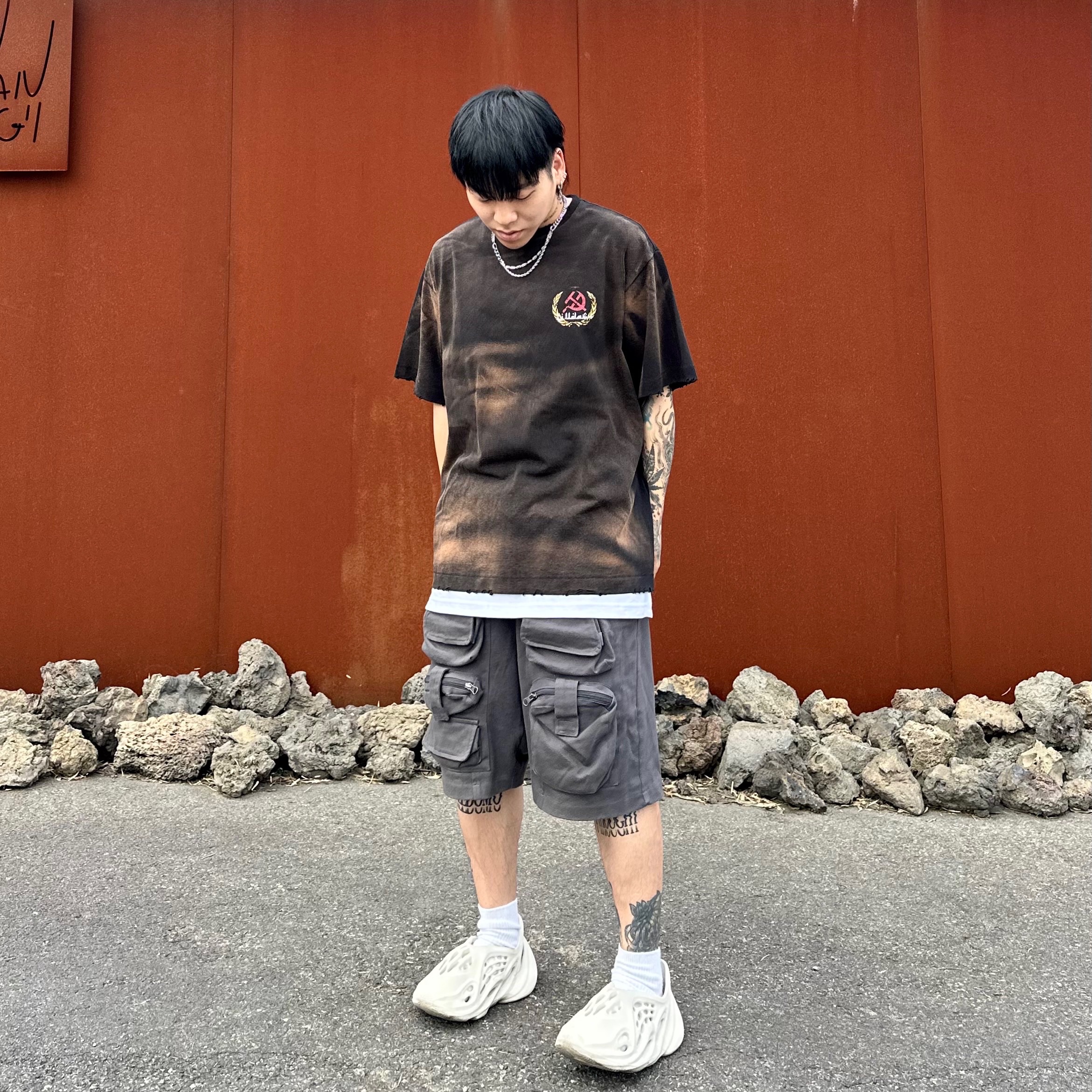 Adidas Yeezy Foam RNNR Sand 착용 스타일 - 2