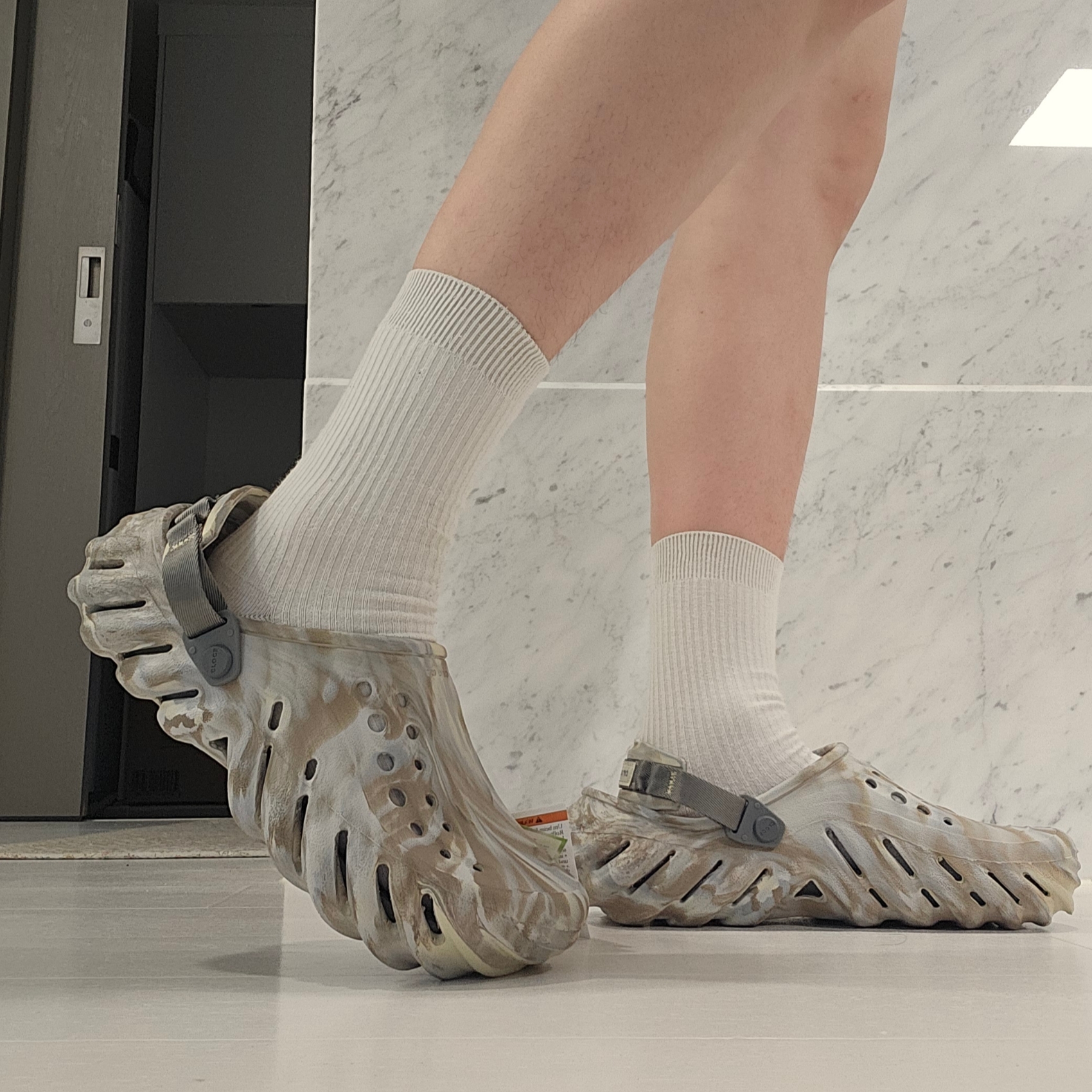 Crocs Echo Marbled Clog Bone Multi 착용 스타일 - 1