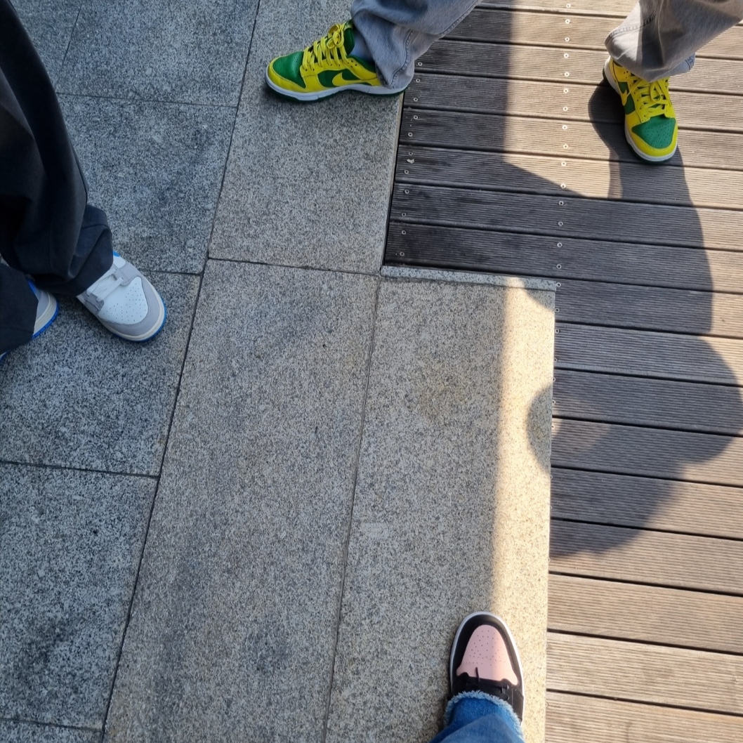 Jordan 1 Low Crimson Tint, Nike Dunk Low Apple Green and Yellow Strike 착용 스타일