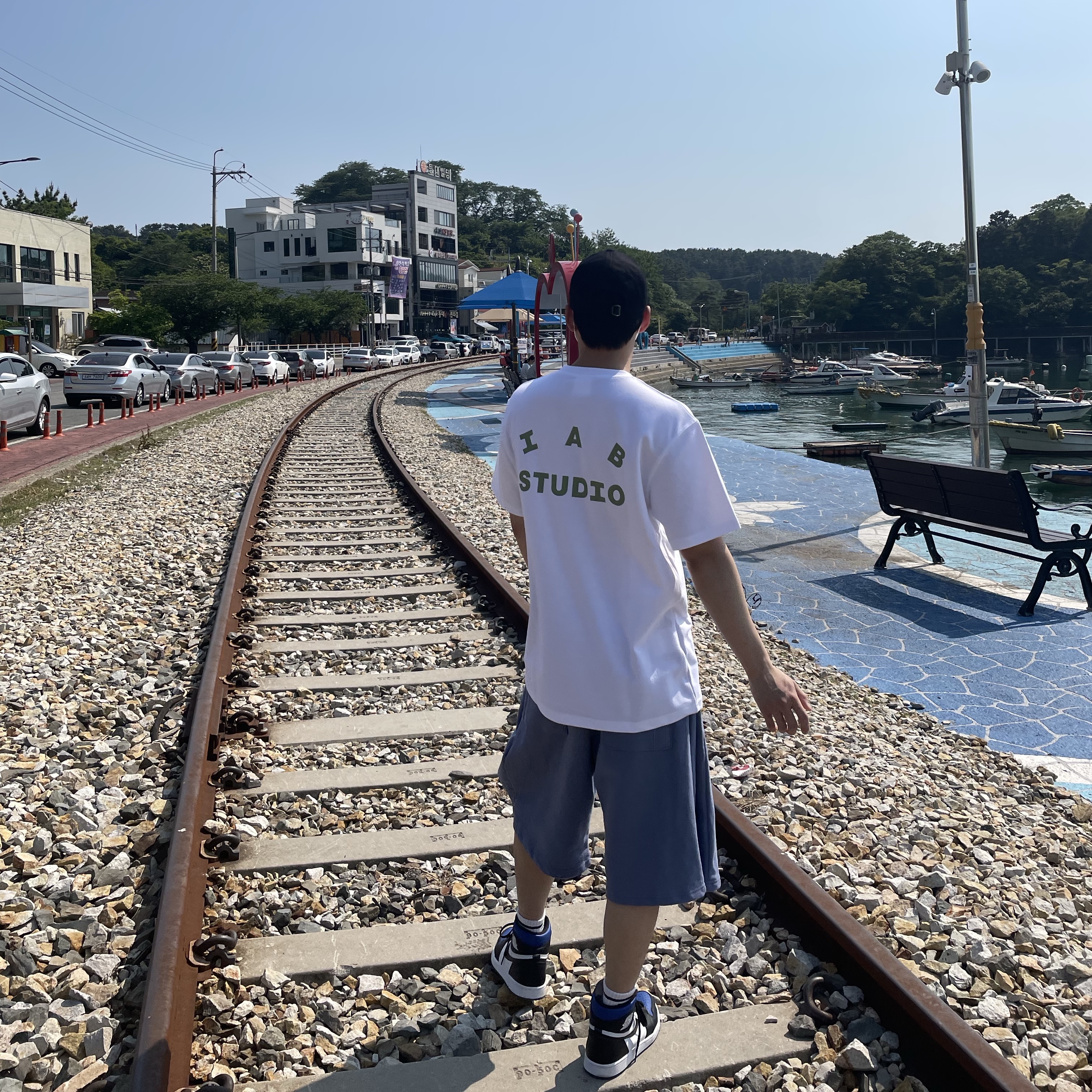 IAB Studio T-Shirt White Light Green 착용 스타일