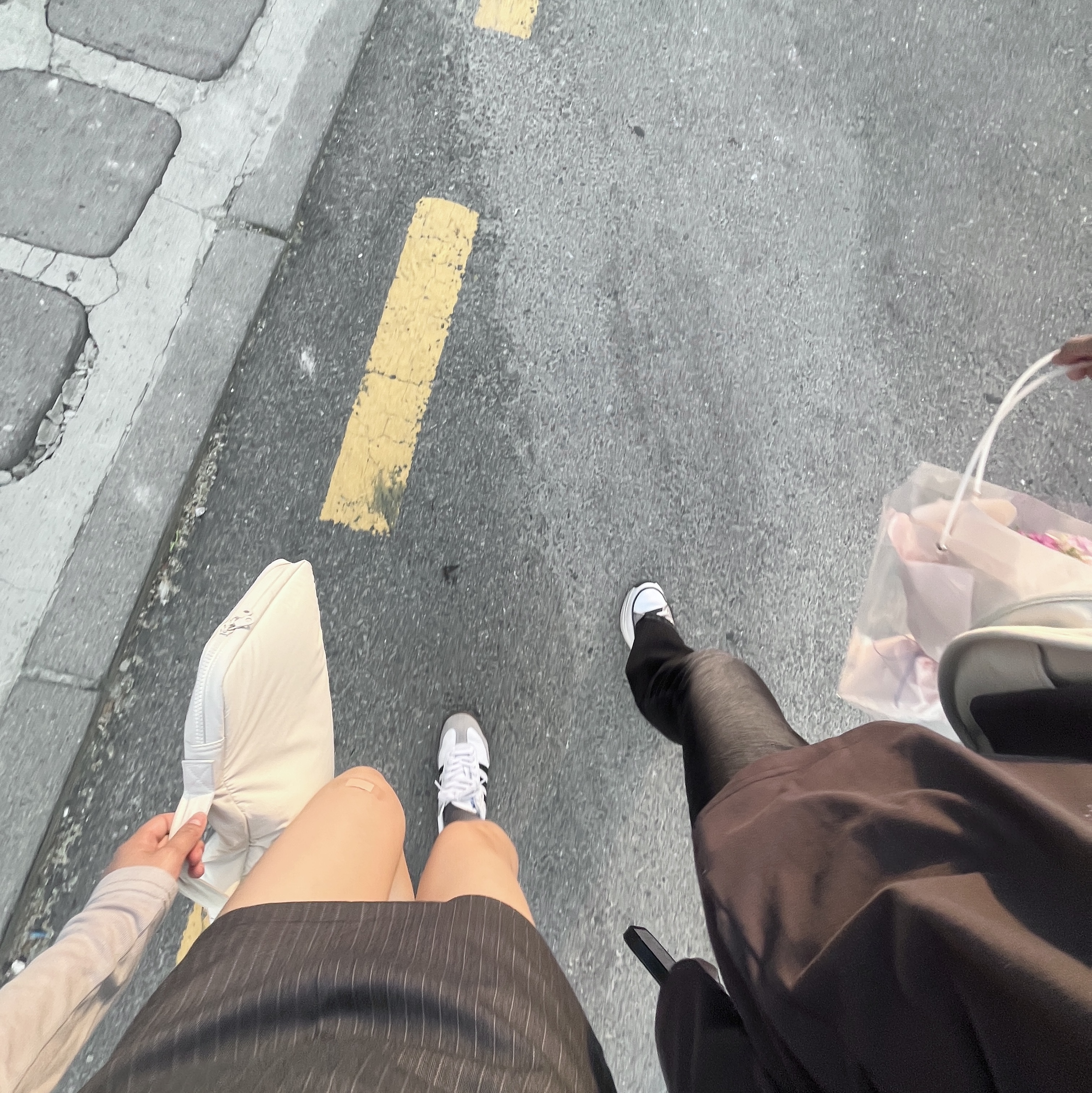 Adidas Samba OG Cloud White, Stand Oil Chubby Bag Black 착용 스타일 - 2