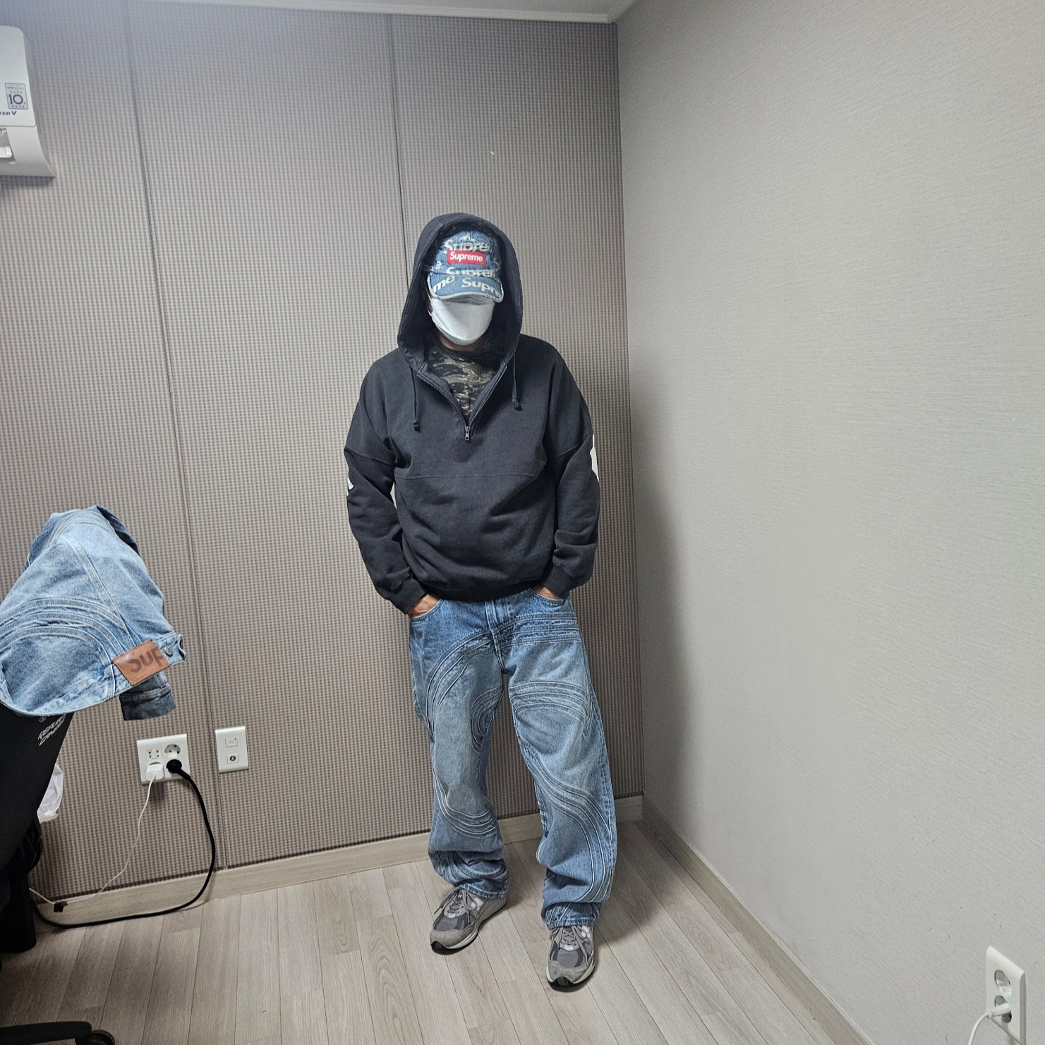 Supreme Frayed Logos Denim Camp Cap Blue - 21SS, Supreme S Logo Loose Fit Jean Washed Blue - 24SS 착용 스타일 - 10