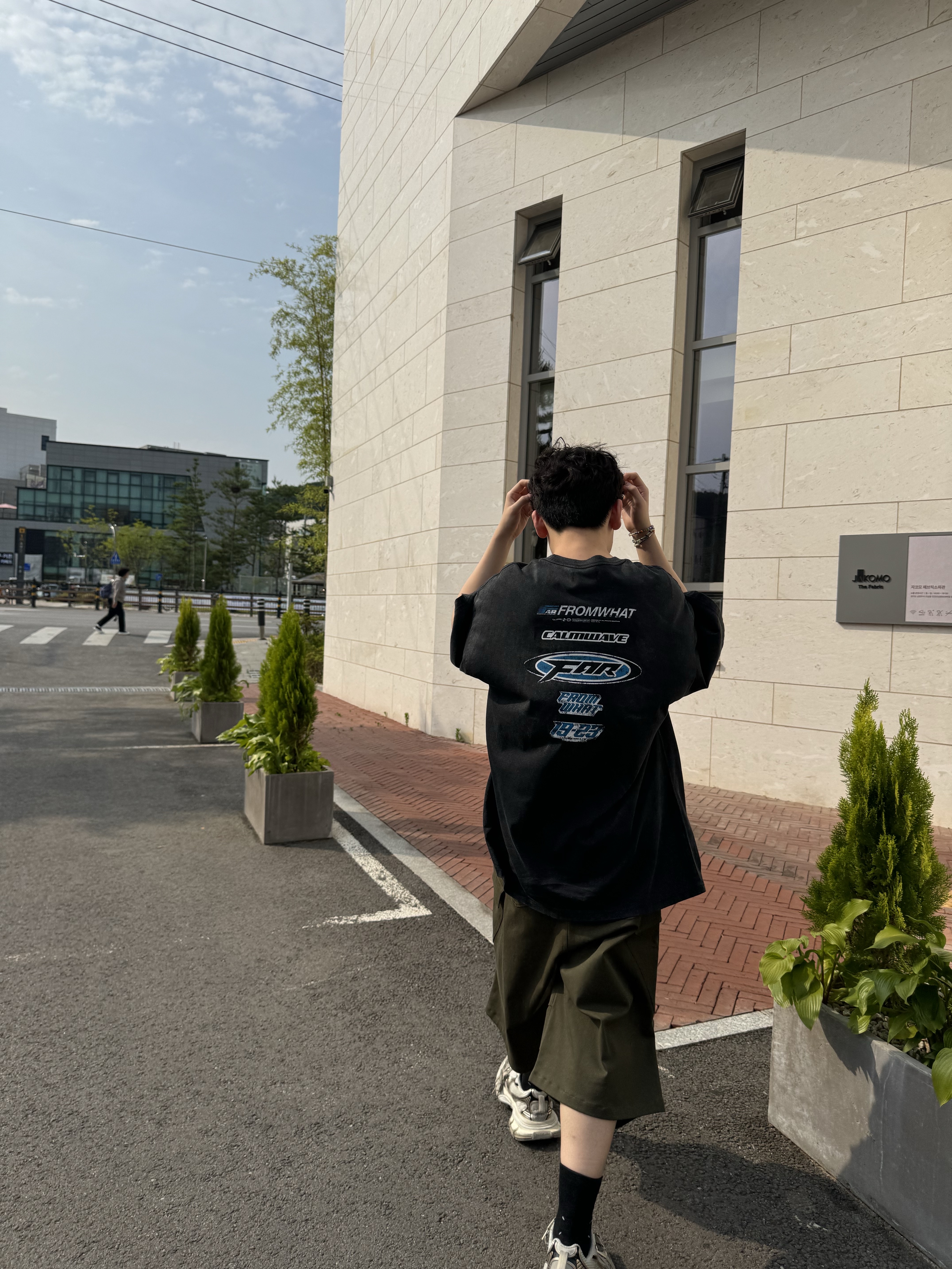 Farfromwhat Far Washed Logo T-Shirt Black, Nonnod Side Cargo Shorts Khaki 착용 스타일 - 4