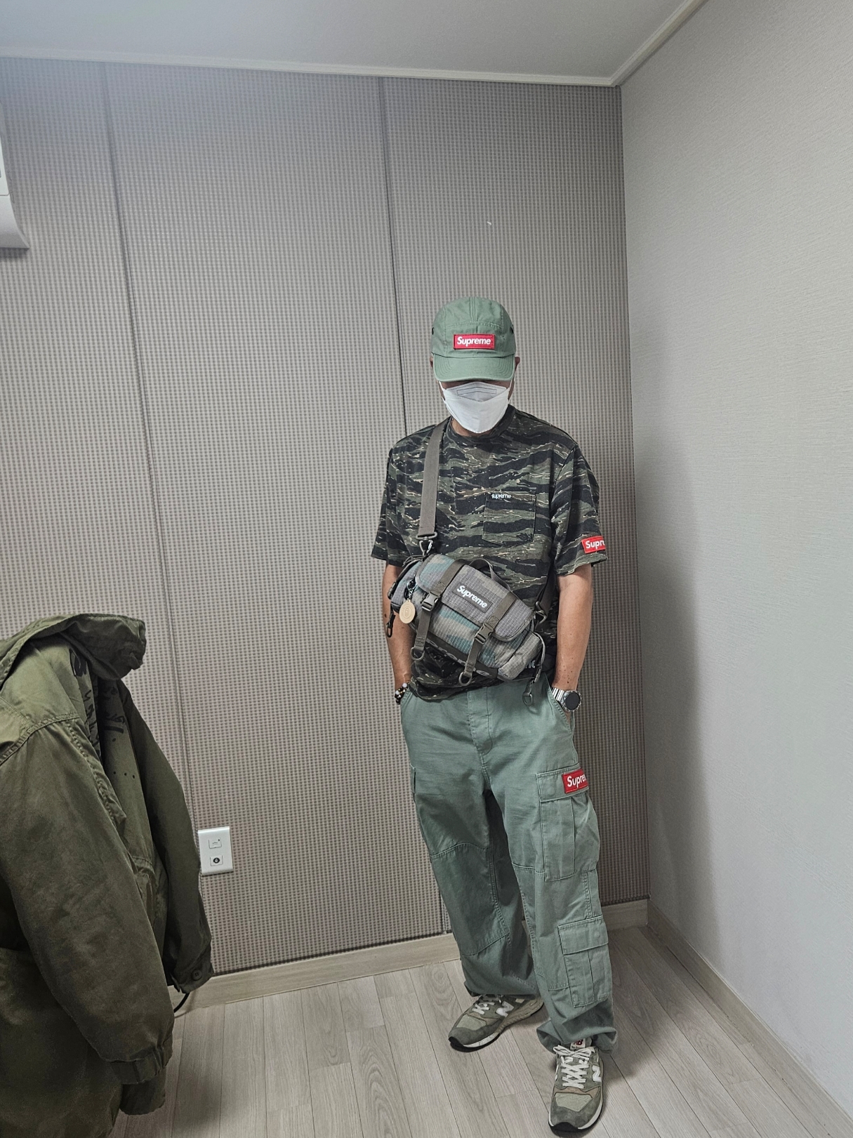 Supreme Cargo Pants Olive - 23FW, Supreme S/S Pocket T-Shirt Tiger Camo - 24SS 착용 스타일 - 1