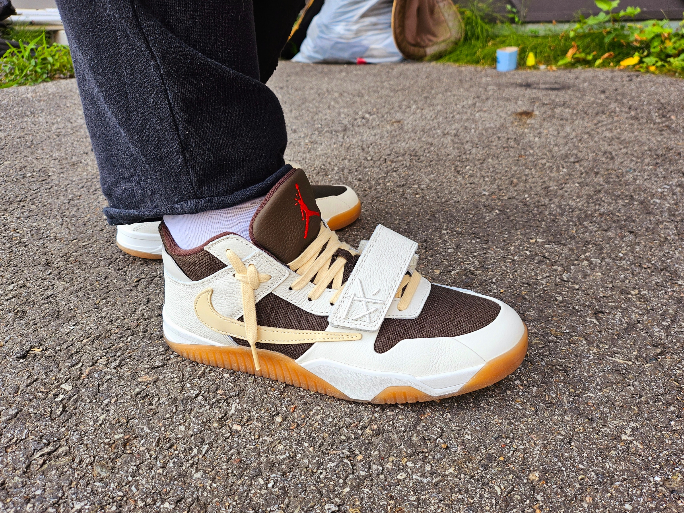 Jordan x Travis Scott Jumpman Jack TR Sail and Dark Mocha 착용 스타일 - 5