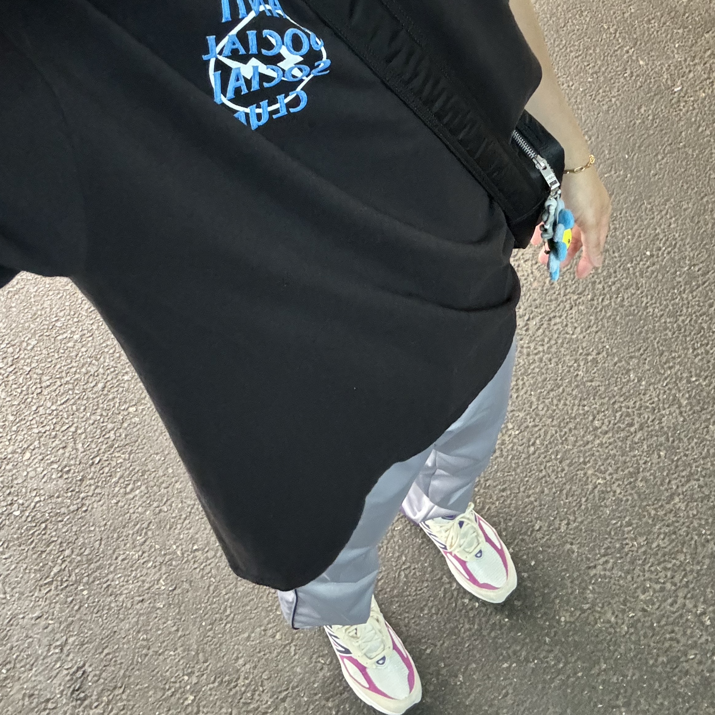 Anti Social Social Club x Fragment Blue Bolt T-Shirt, New Balance 990v6 Made in USA Limestone Magenta 착용 스타일