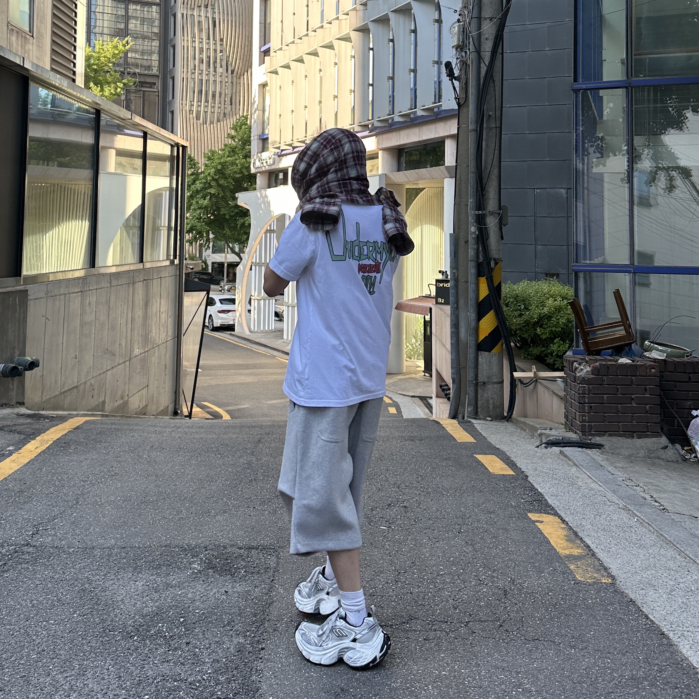 Balenciaga 10XL Sneakers White Grey Silver Black 착용 스타일 - 2