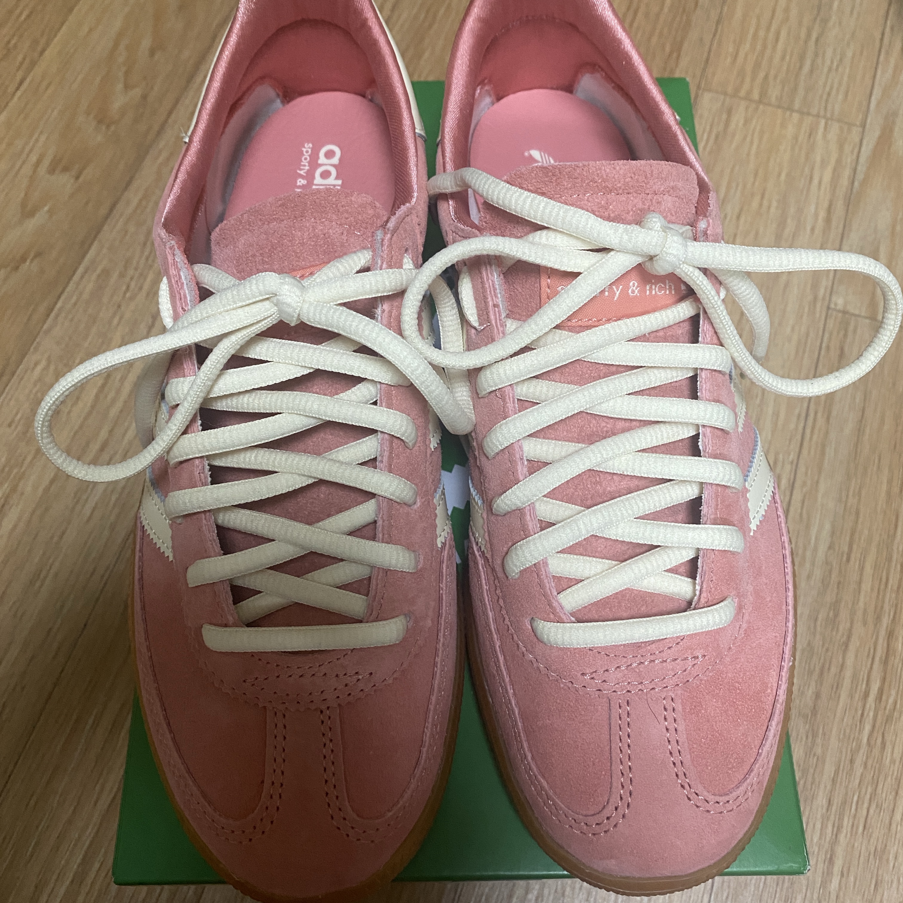 Adidas x Sporty & Rich Spezial Handball Pantone Cream White 착용 스타일 - 1