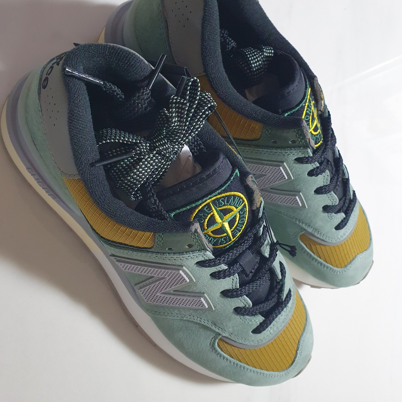 New Balance x Stone Island 574 Legacy Light Green 착용 스타일 - 2