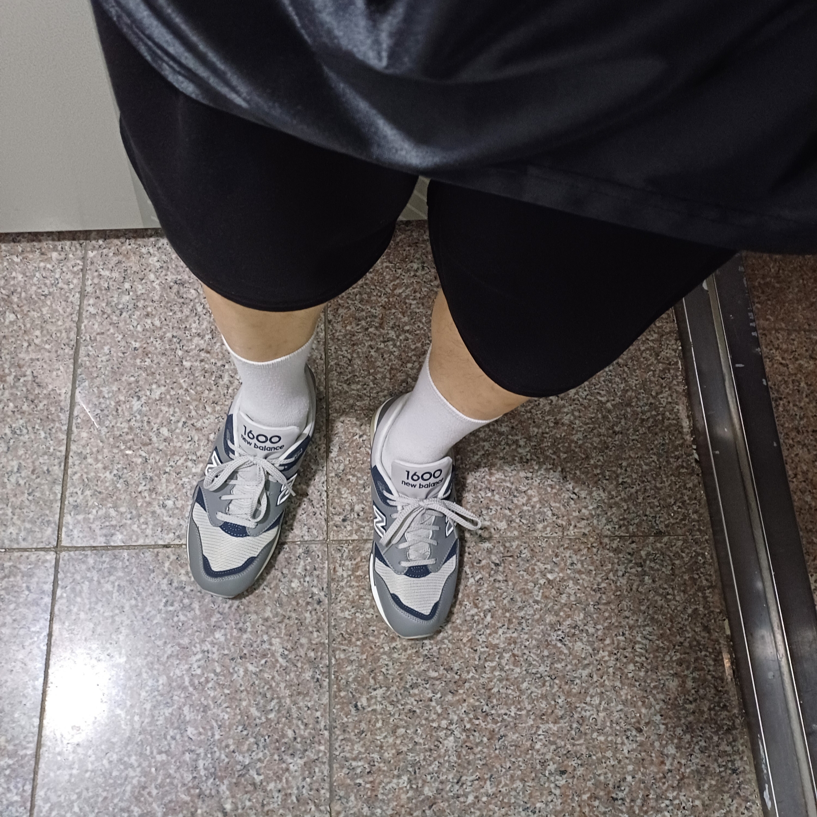 New Balance 1600 Legacy Grey 착용 스타일 - 1