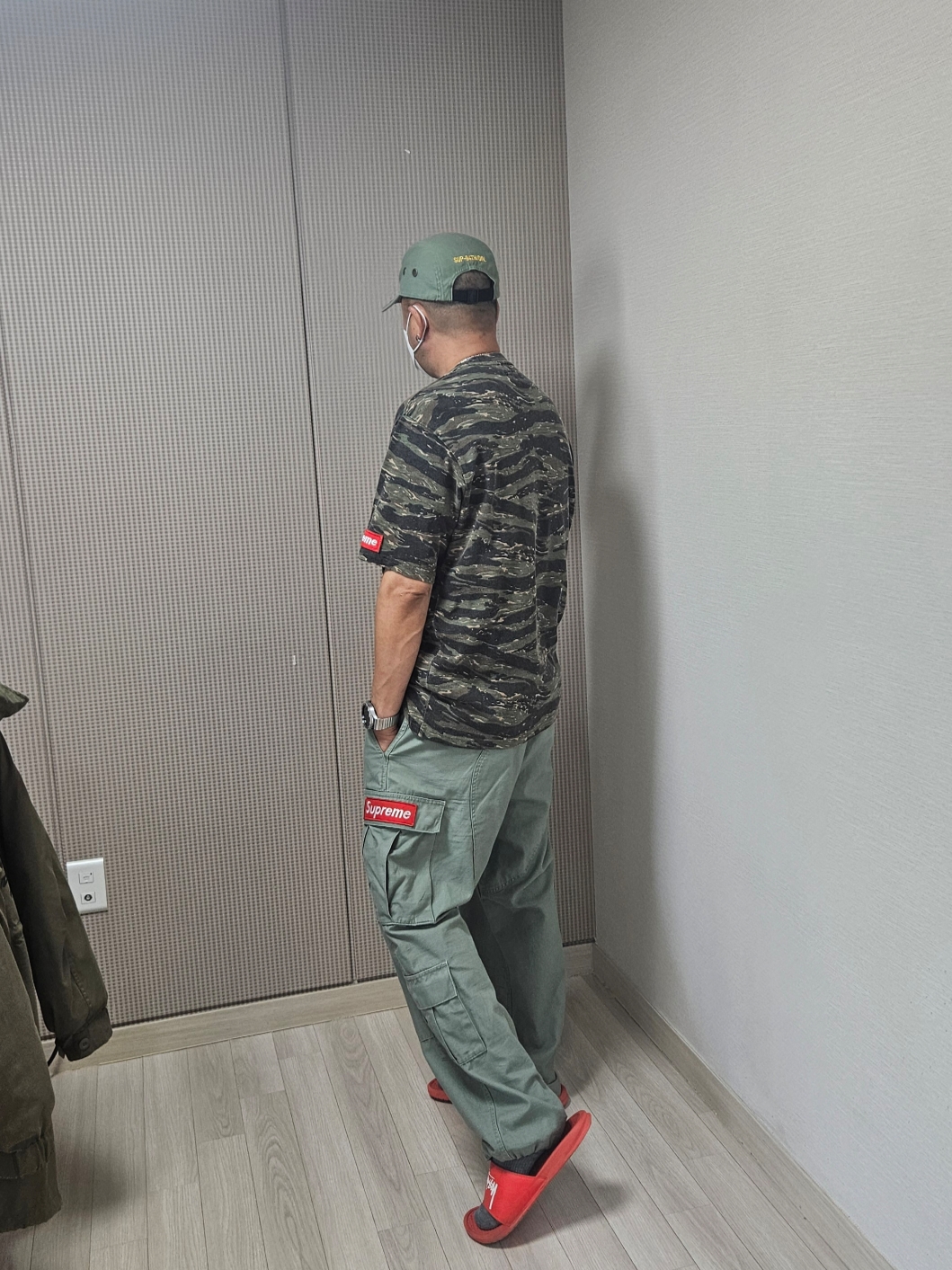 Supreme Cargo Pants Olive - 23FW, Supreme S/S Pocket T-Shirt Tiger Camo - 24SS 착용 스타일 - 3
