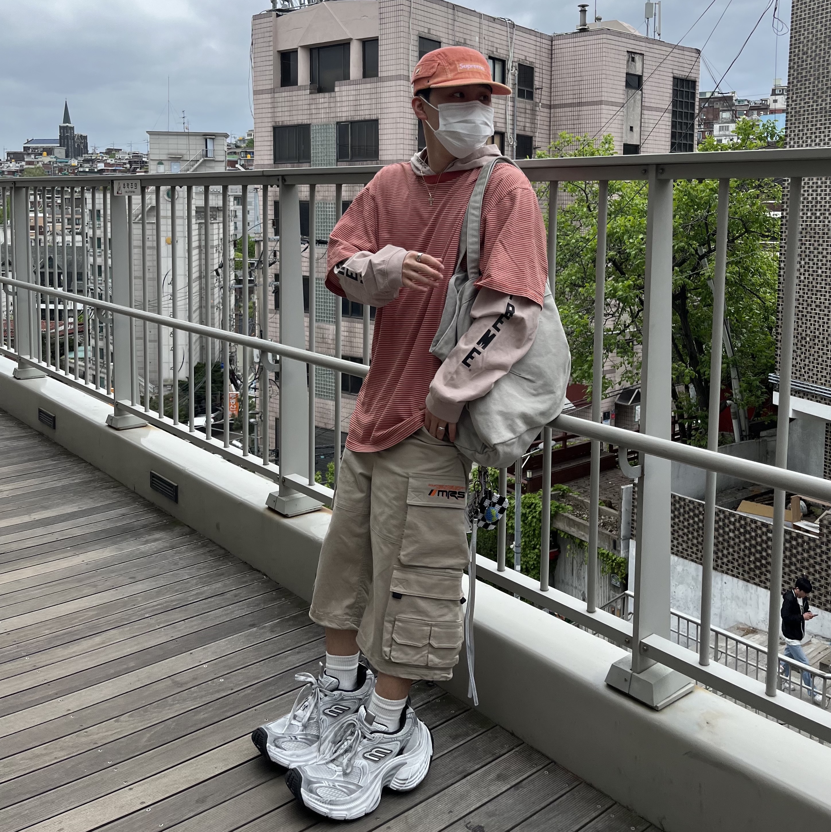 Balenciaga 10XL Sneakers White Grey Silver Black 착용 스타일 - 1