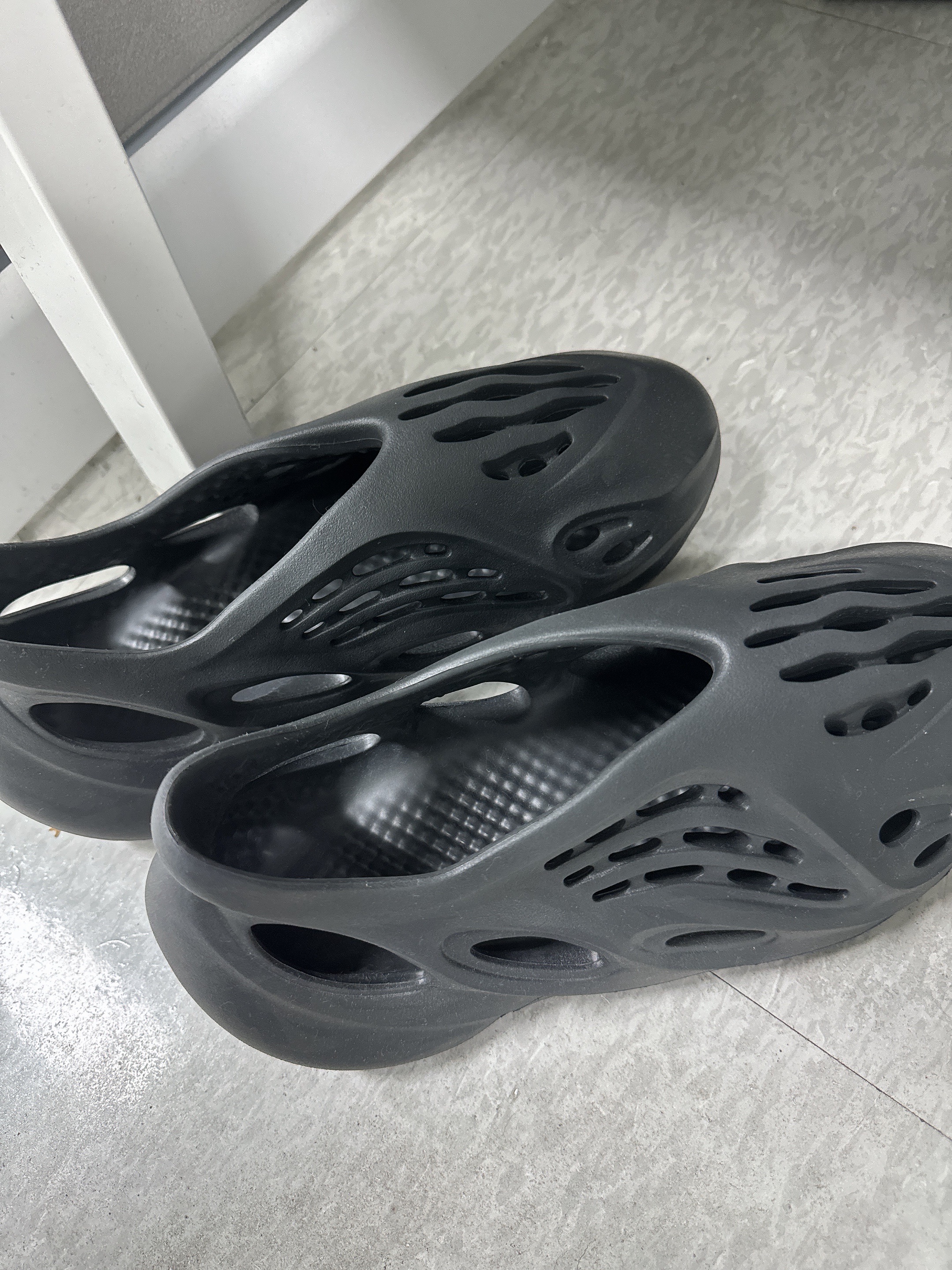 Adidas Yeezy Foam RNNR Onyx 착용 스타일