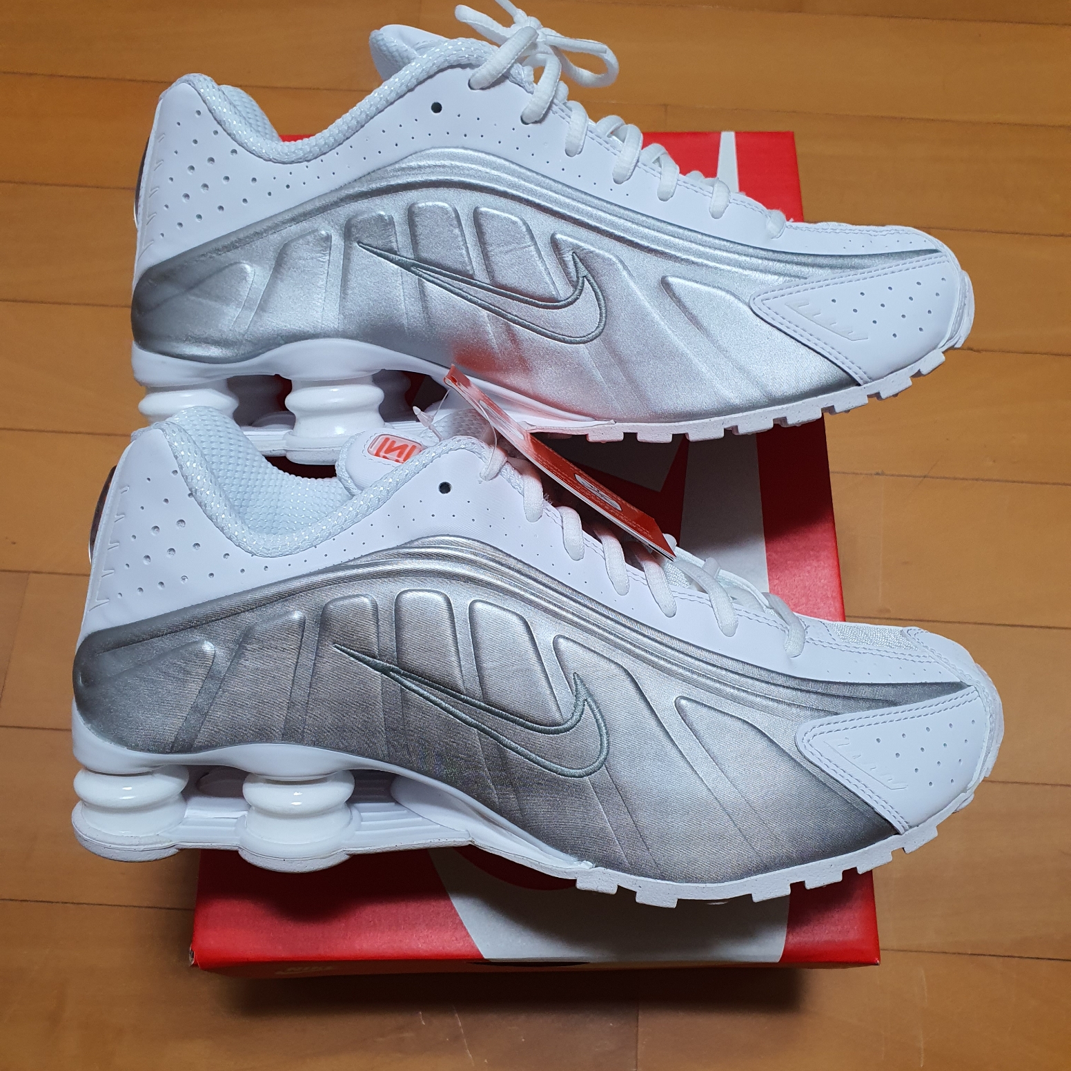 (W) Nike Shox R4 White Metallic Silver 착용 스타일
