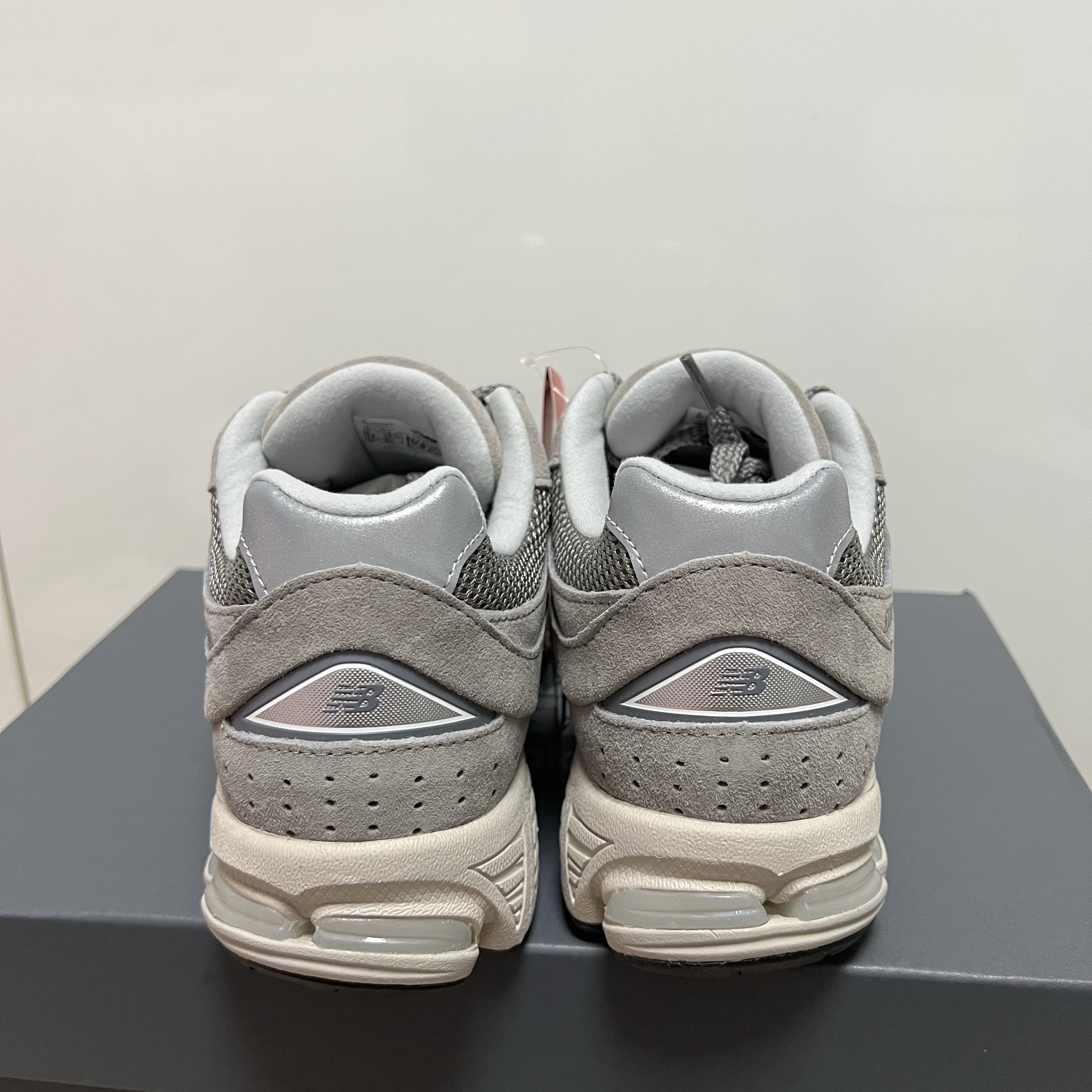 New Balance 2002R Grey 착용 스타일 - 3