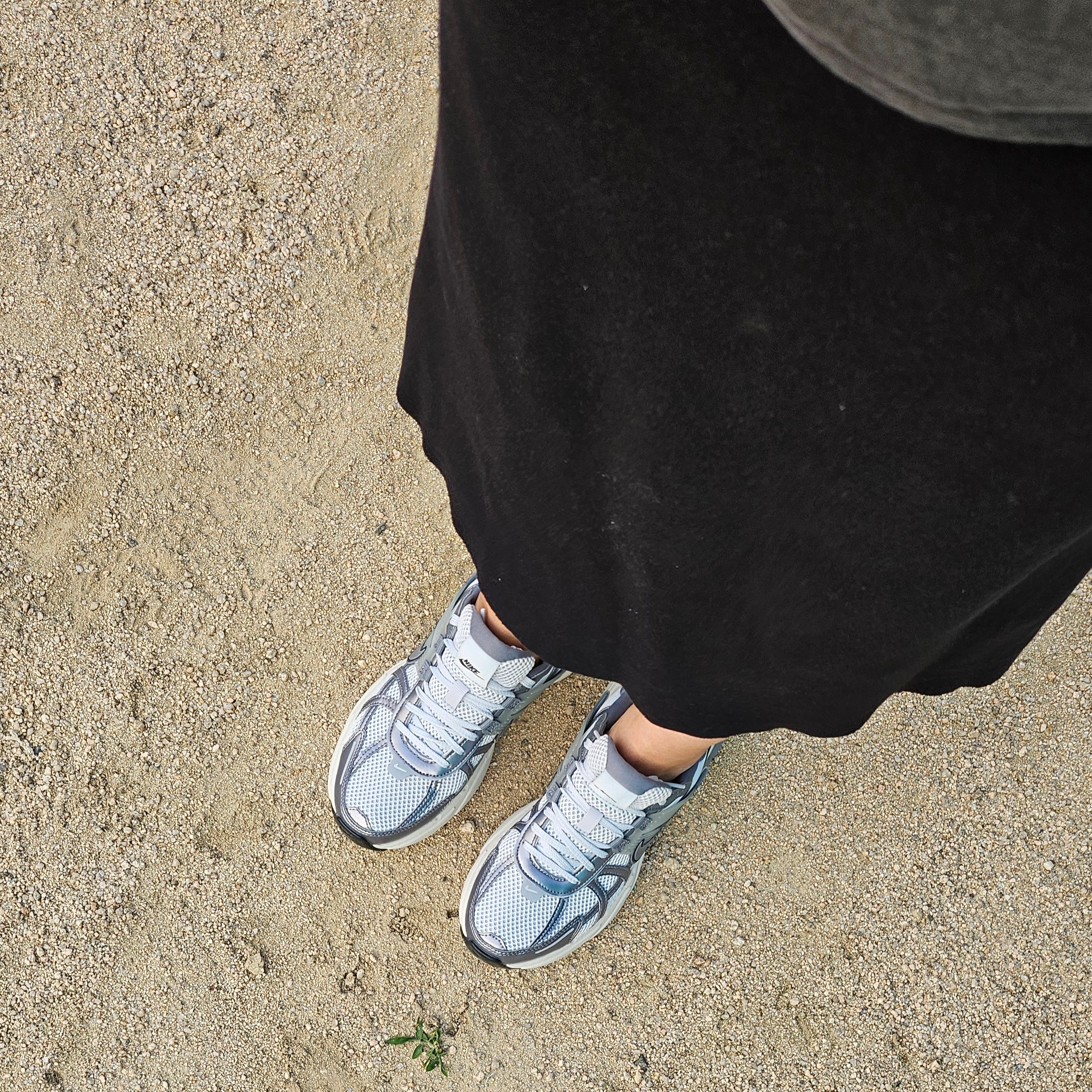 Nike V2K Run Pure Platinum Wolf Grey 착용 스타일 - 2