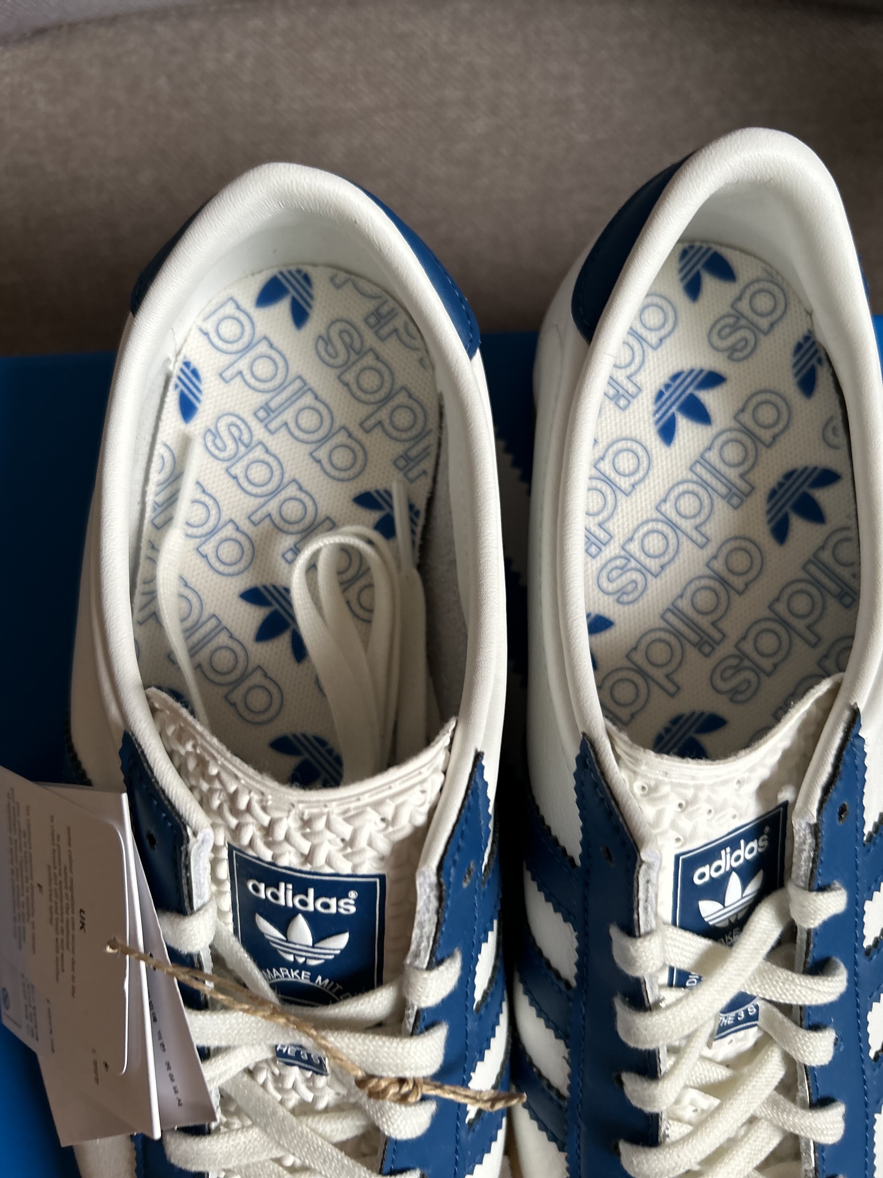 Adidas London Core White Dark Marine 착용 스타일