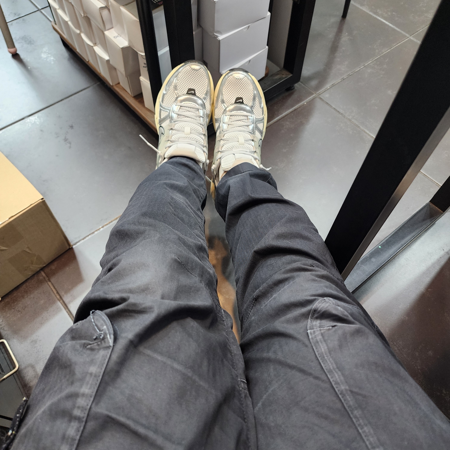 Nike V2K Run Pure Platinum Light Iron Ore 착용 스타일