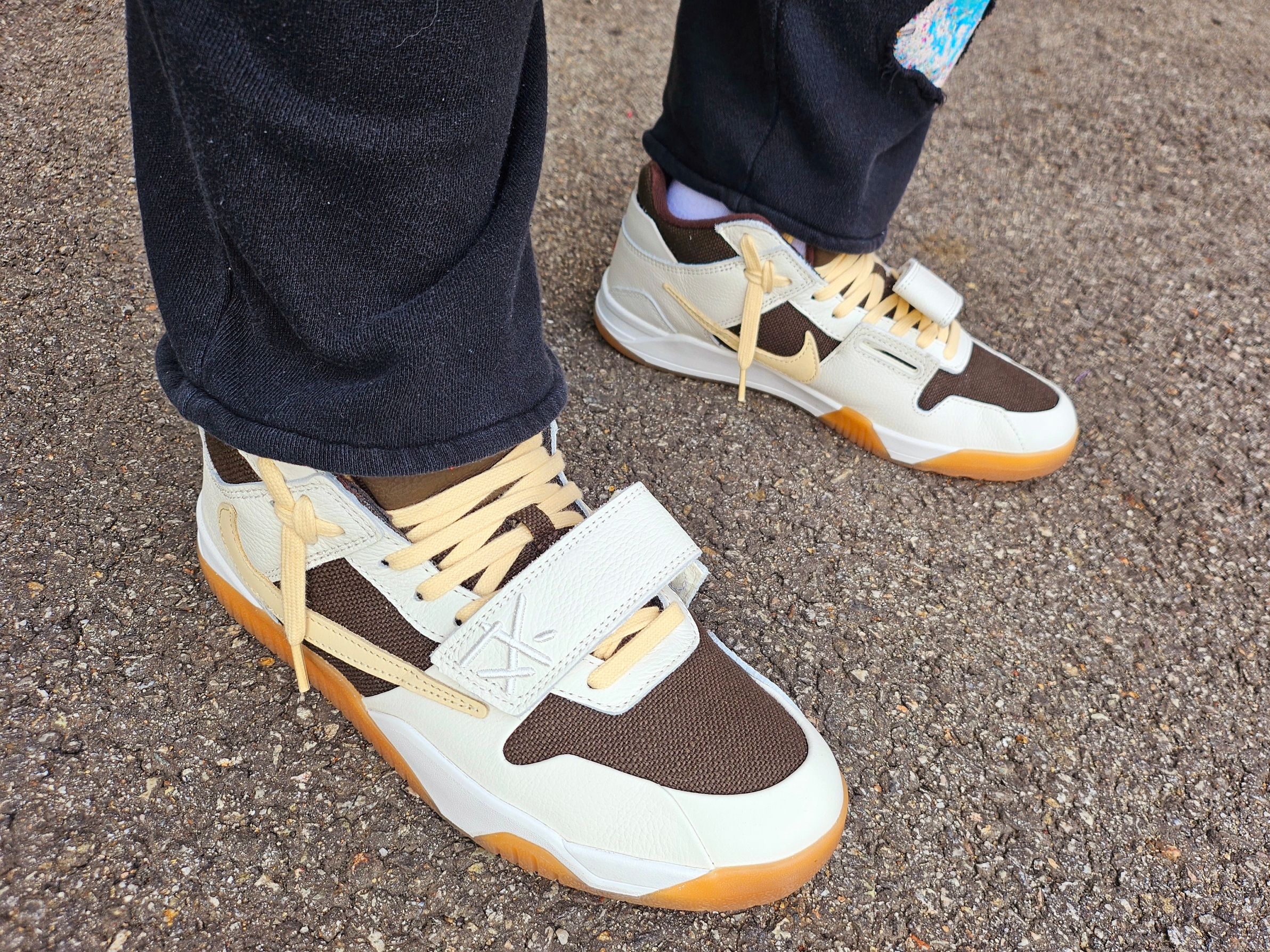 Jordan x Travis Scott Jumpman Jack TR Sail and Dark Mocha 착용 스타일 - 2