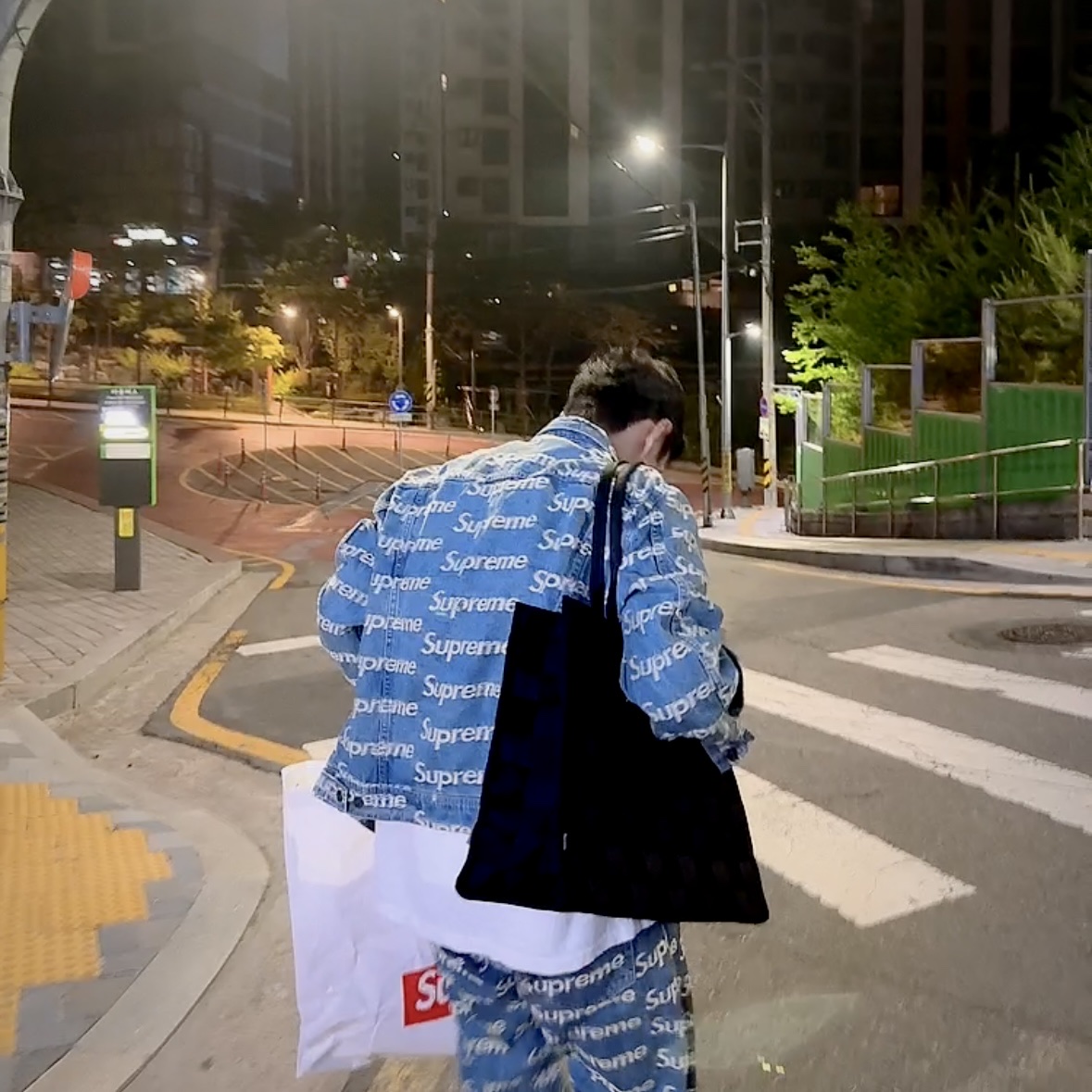 Supreme Frayed Logos Denim Trucker Jacket Blue - 21SS, Supreme Frayed Logos Regular Jean Blue - 21SS 착용 스타일 - 1