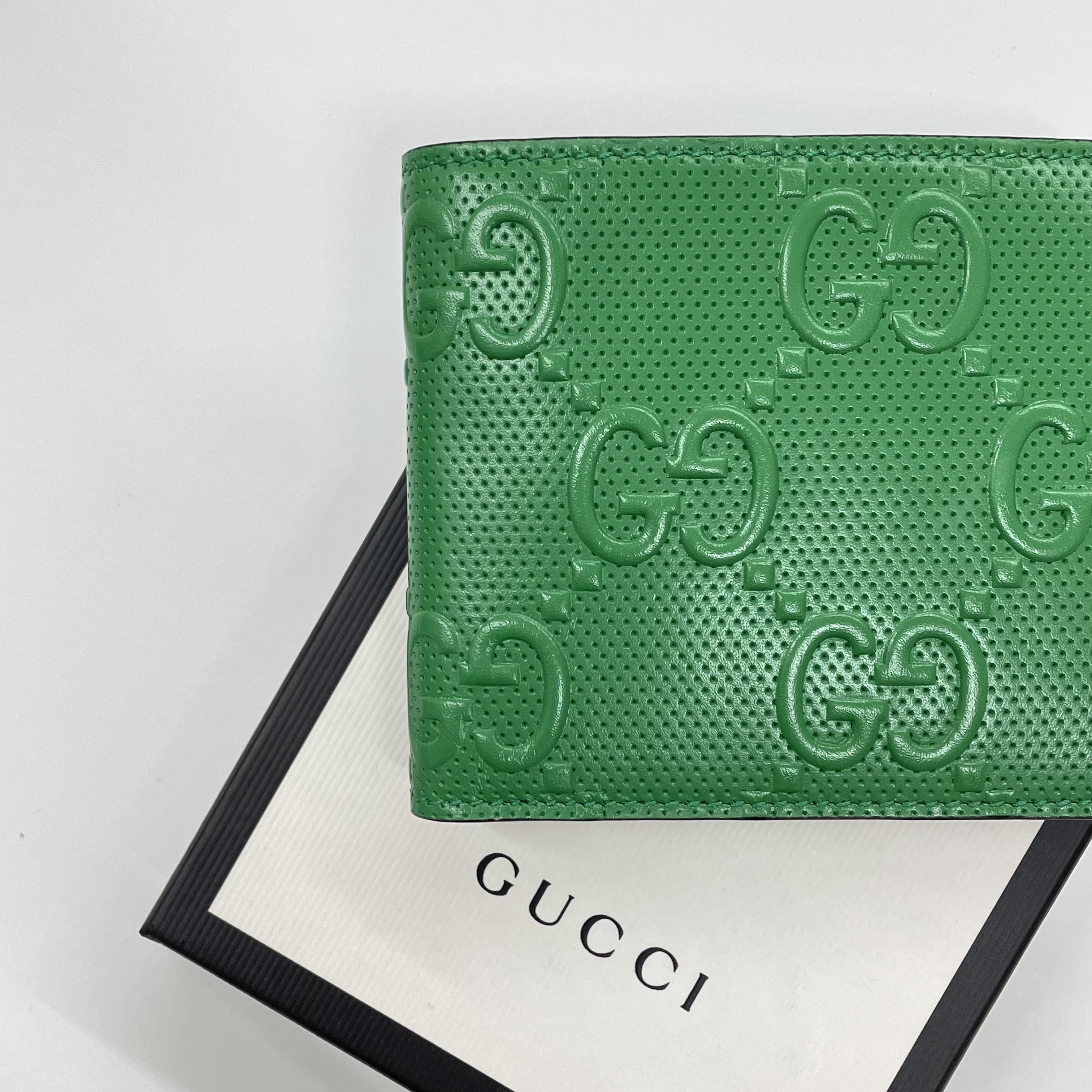Gucci GG Embossed Bi-Fold Wallet Green 착용 스타일 - 2